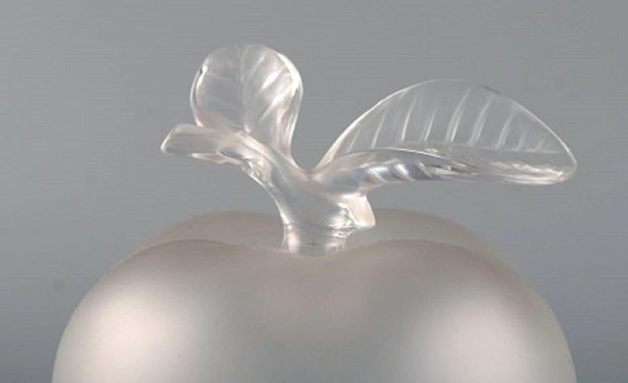 Lalique flacon shaped as an apple in clear frosted art glass, 1980s.
In excellent condition.
Incised signature.
Measures: 14 x 13 cm.