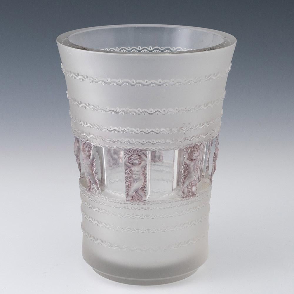 Titolo : Vaso Lalique Florence
Data : Progettato nel 1937. Si tratta di una produzione bellica di prim'ordine.
Origine: Francia
Caratteristiche della ciotola: Smerigliata con pannelli trasparenti e decorazione ondulata. I pilastri con i cherubini