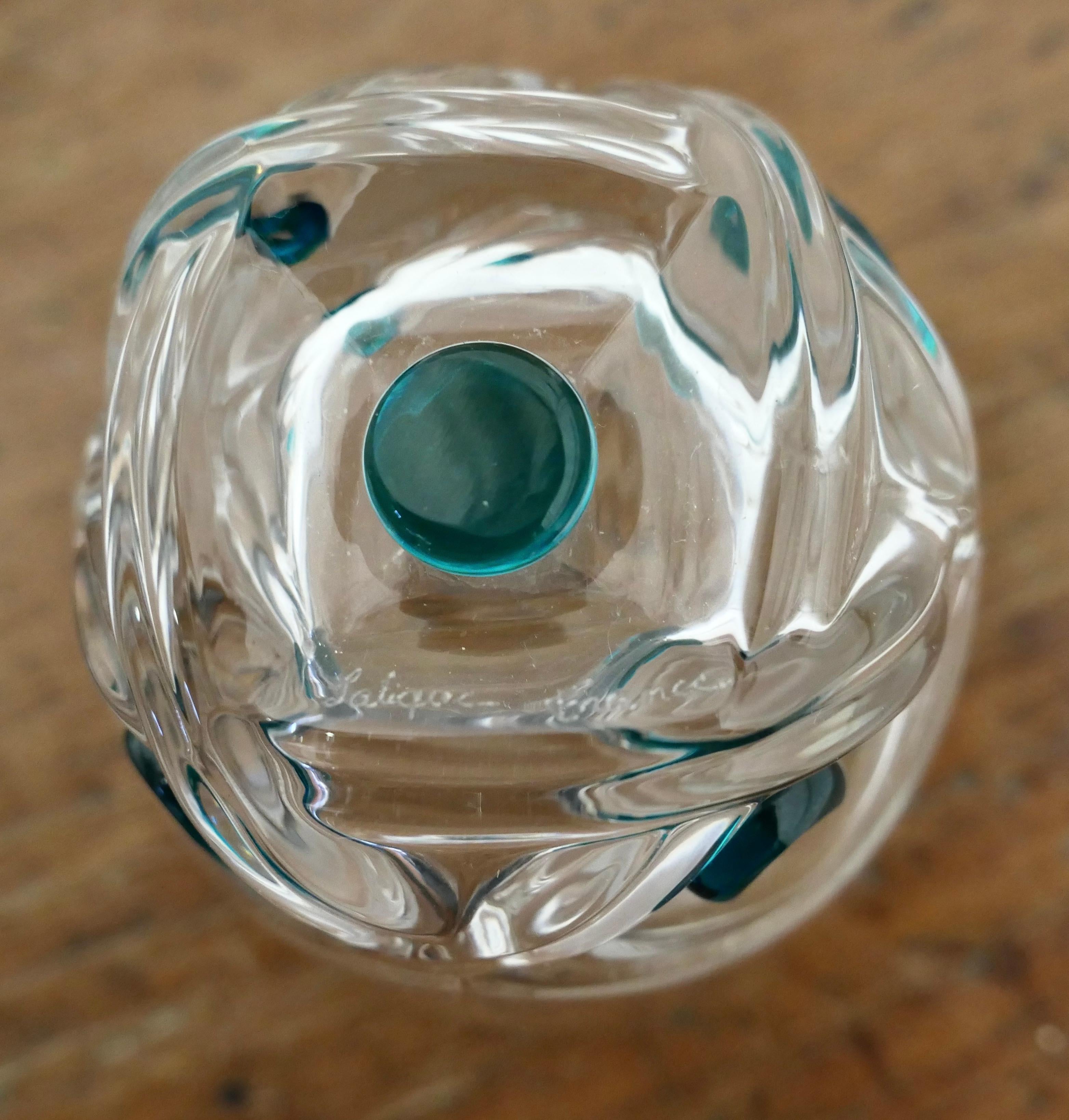 Lalique Floride Set di 6 bicchieri da whisky in cristallo turchese e assiette 

Bicchieri highball per whisky in cristallo francese. 
Ognuno di essi presenta forme d'onda ad arco in rilievo intorno alla base con un disco cabochon gioiello applicato