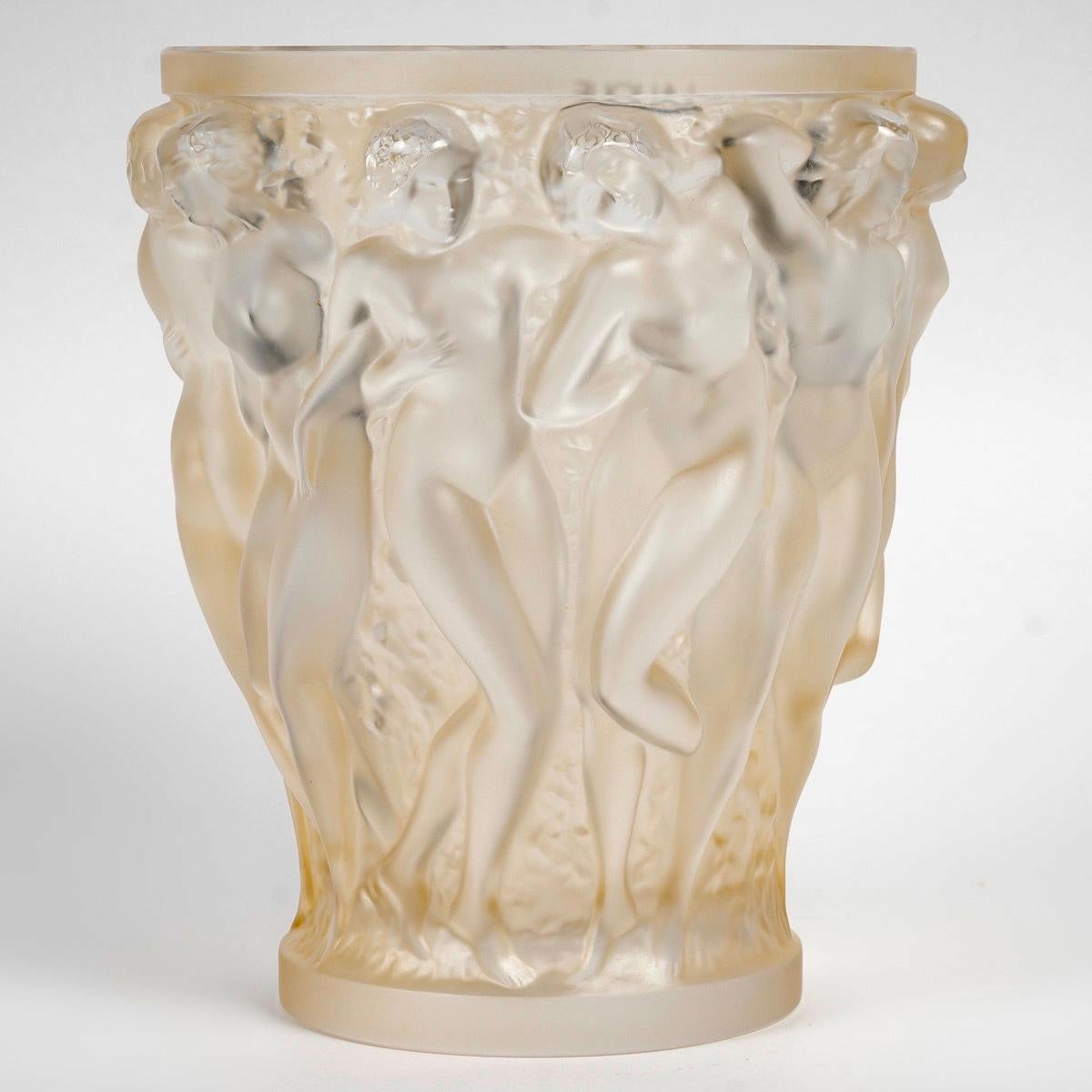 Vase “Bacchantes” made in frosted crystal with gold luster finish by Lalique France after a model by René Lalique dating from 1927.
Engraved signature. Numbered model. Original label.

Perfect condition. Like new with tag.

height: 24 cm

Félix