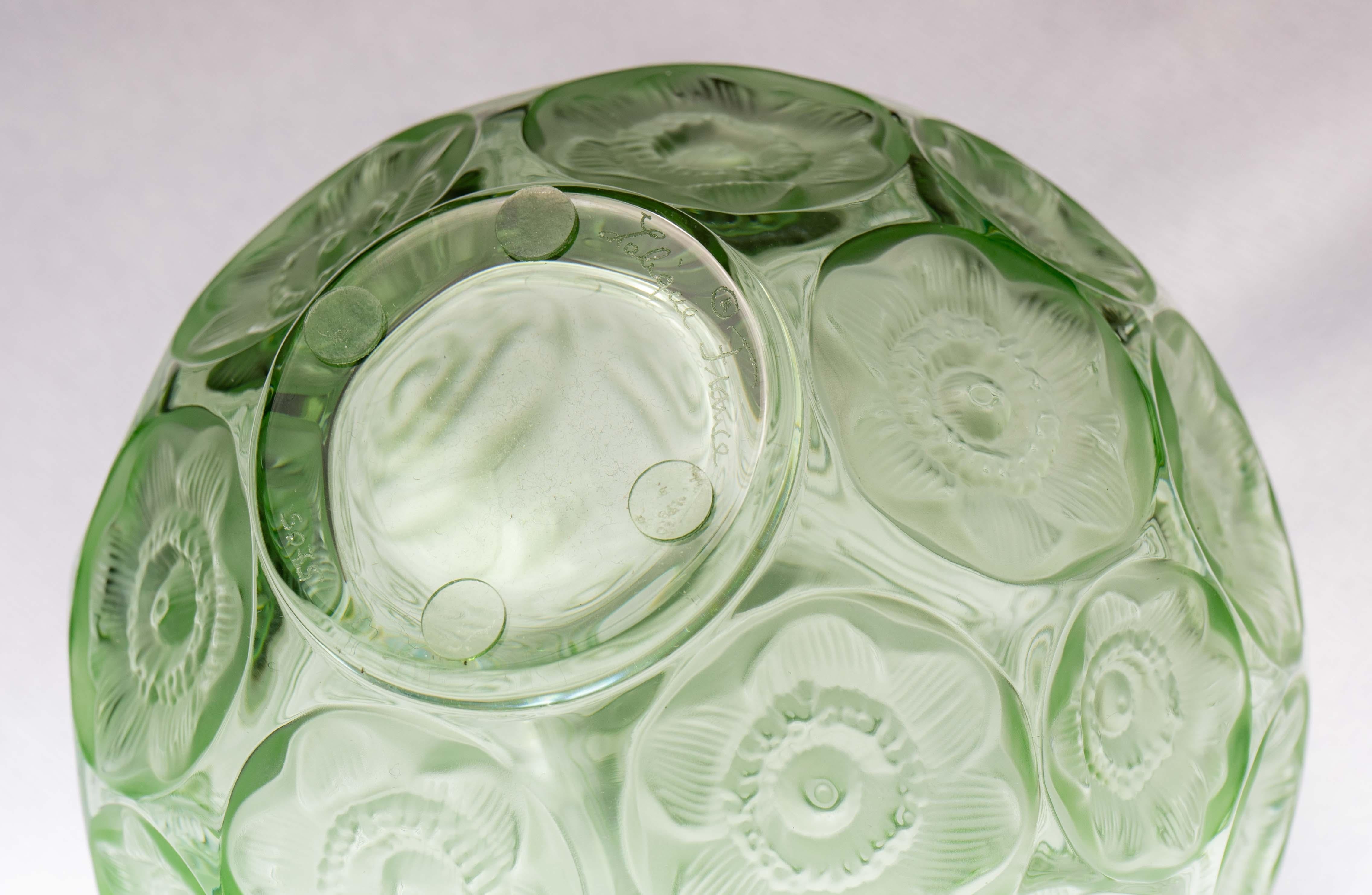 Lalique France Anémones Vase in Light Green Green Crystal as New in Box In Excellent Condition In Boulogne Billancourt, FR