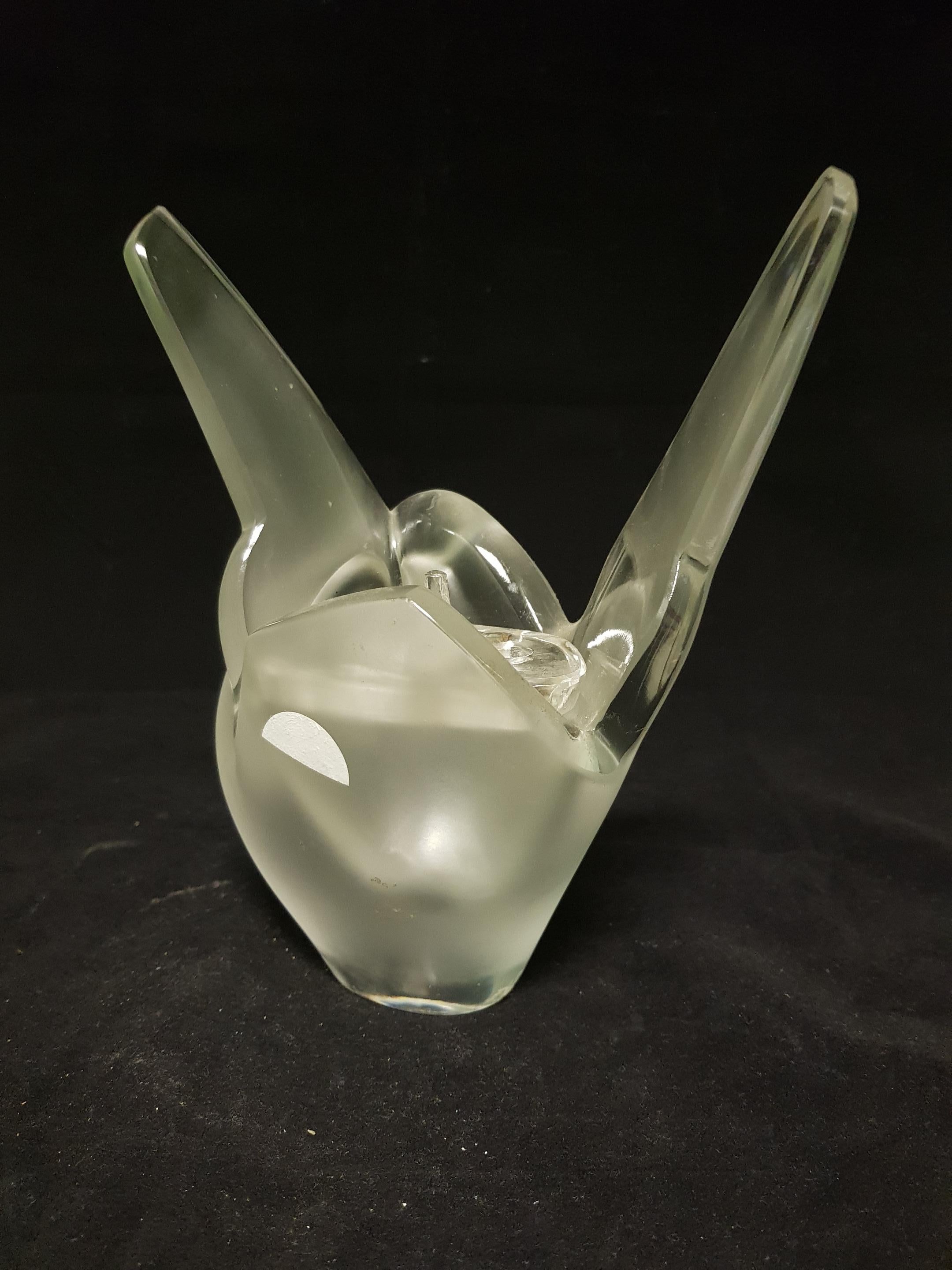 Lalique France Art Deco Satin Glass Flower  Bird Vase, 1940s In Good Condition In Mondovì cn, Italia