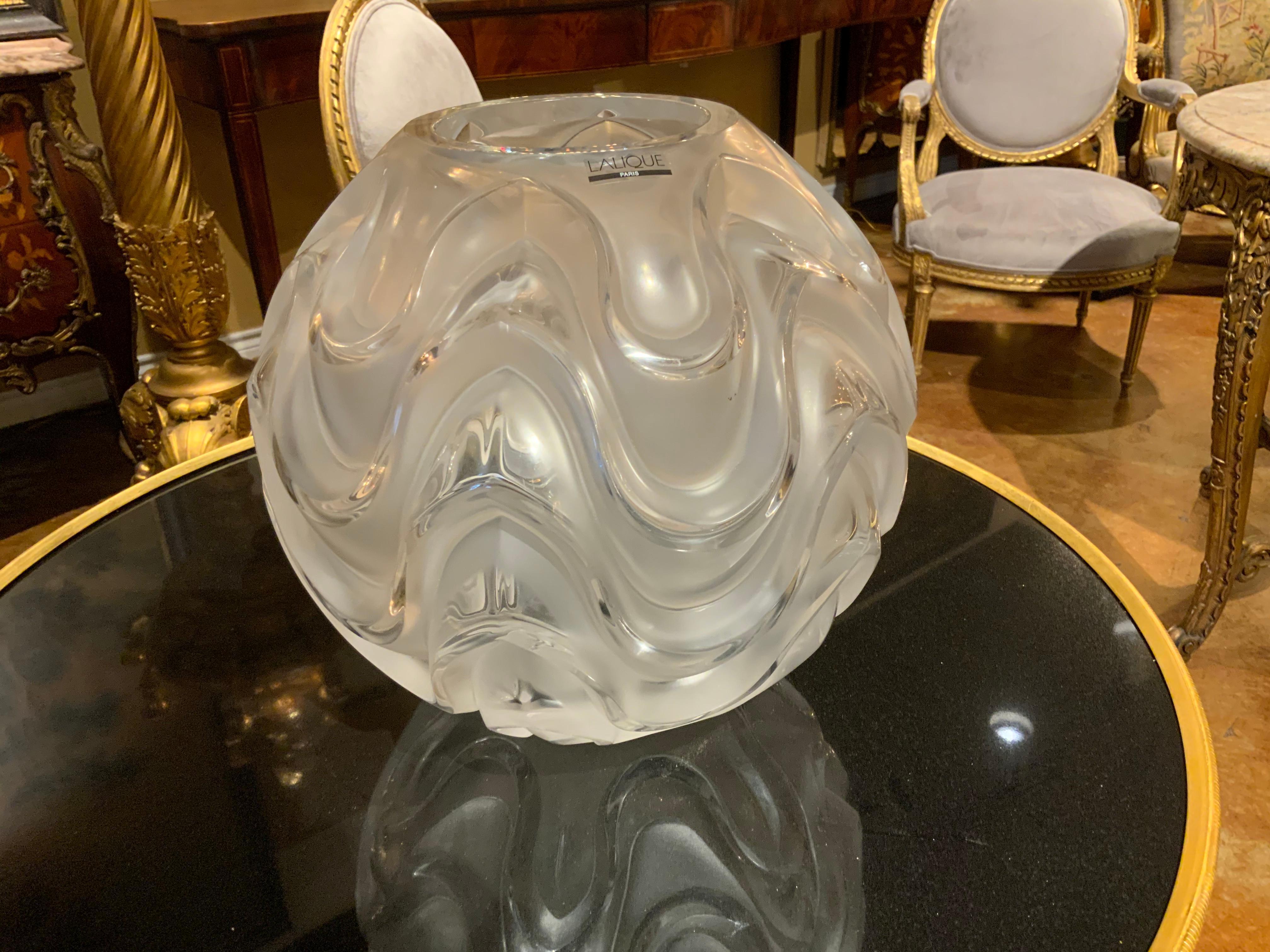 Vase exquis de grande taille avec des vagues ondulantes sur toute la surface
Sphère d'une grande et belle taille. Signé sur le bas Lalique France
Il a l'étiquette originale en haut.