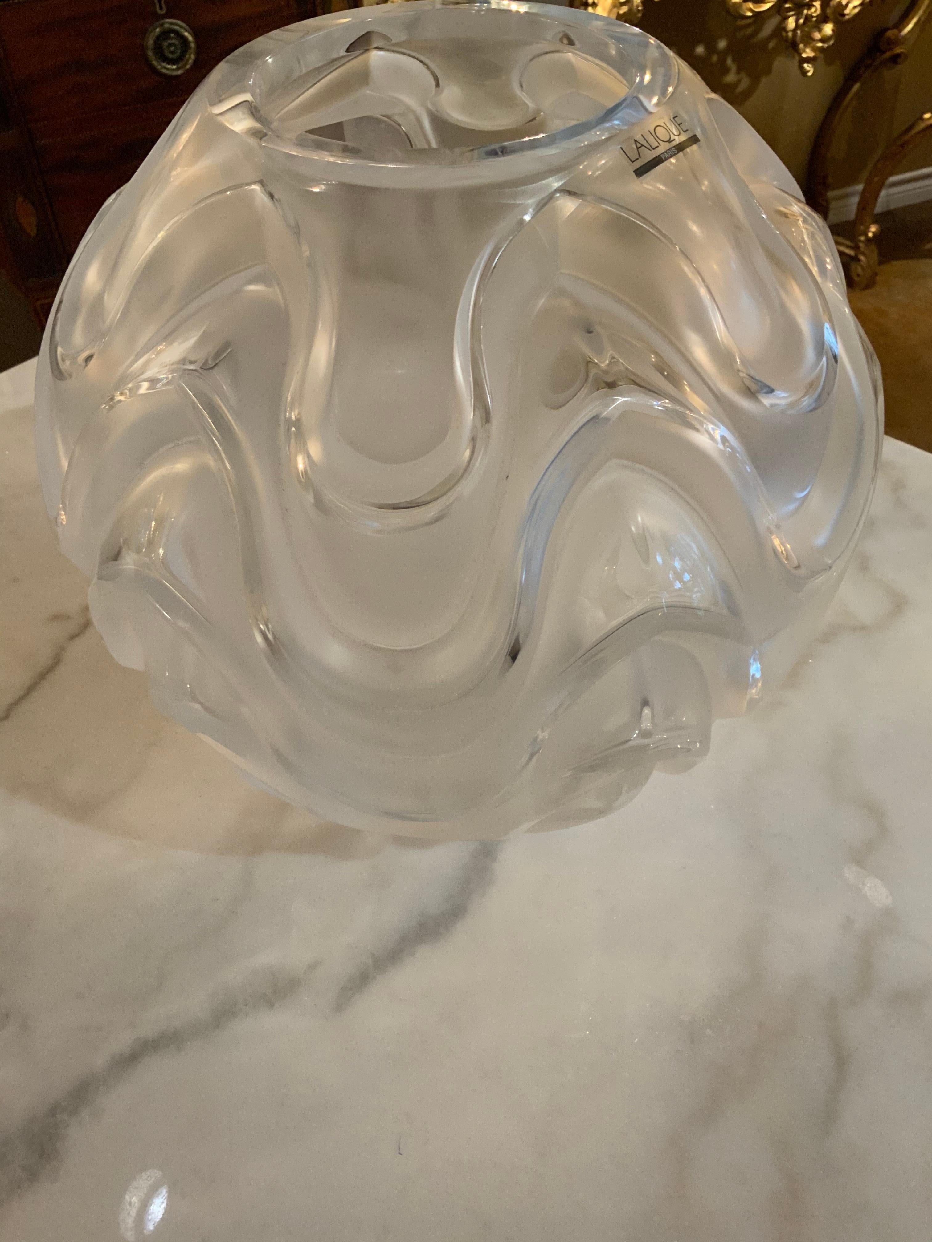 Français Vase Vibrations en verre d'art français Lalique en vente