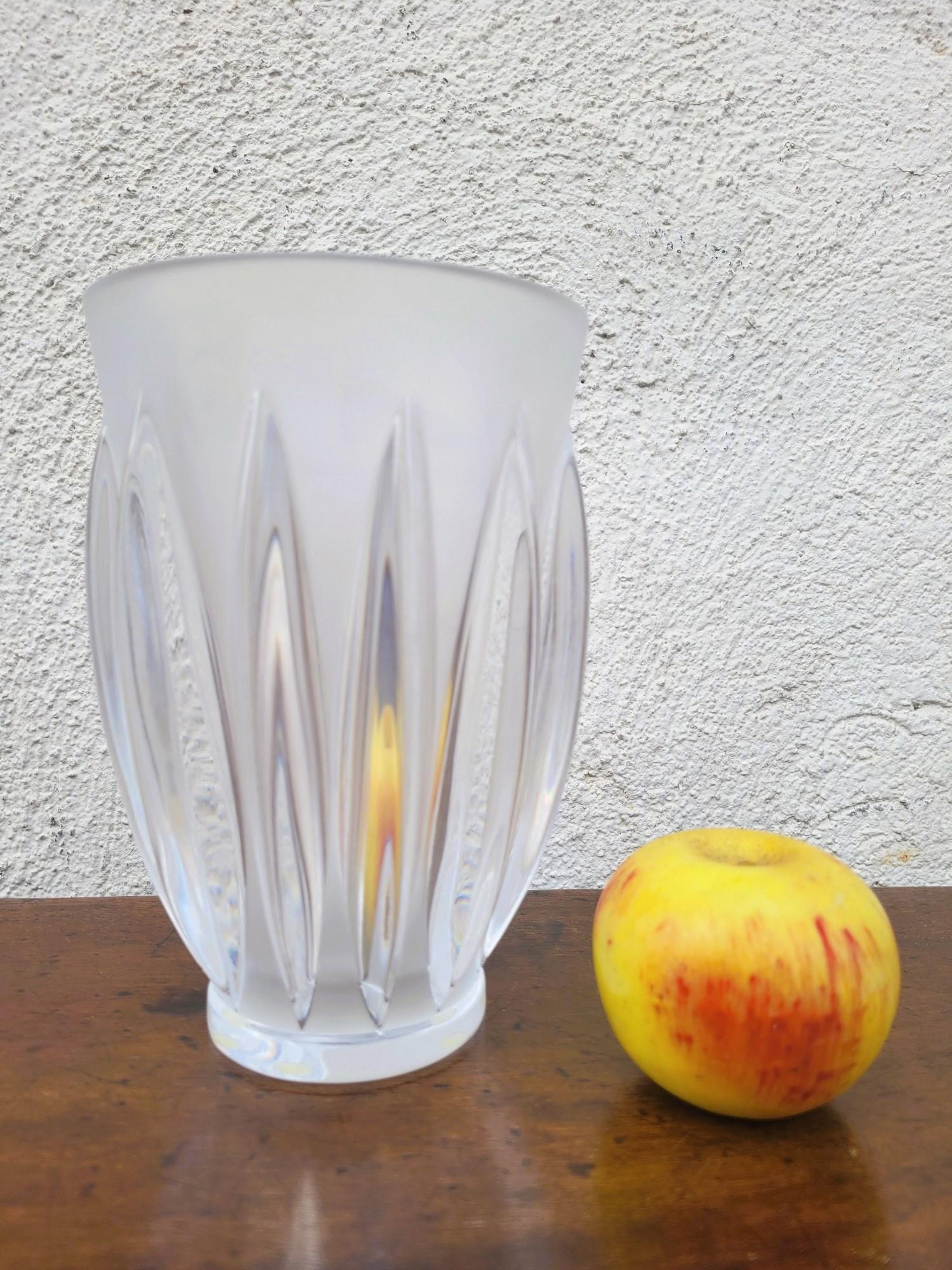 Lalique Francia: Vaso modello Courchevel in vetro trasparente e satinato

Modello creato negli anni '65 da Marc Lalique, firmato Lalique France

Ottime condizioni

Altezza 20.5 cm
Diametro nel punto più largo 16 cm