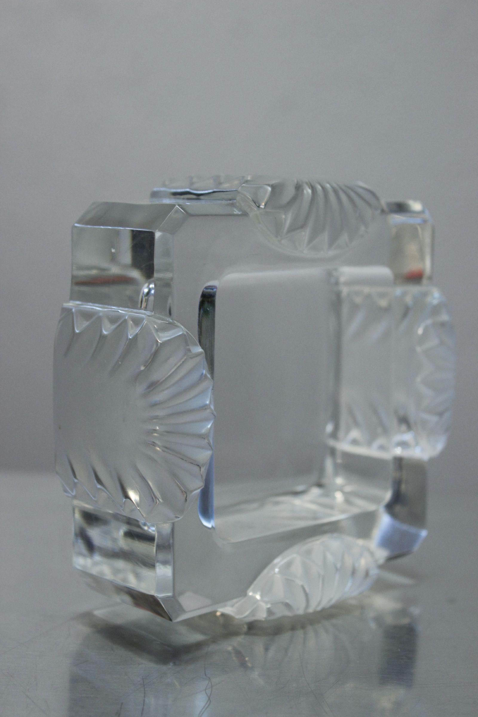 Posacenere modello Corfou di Lalique France, creato nel 1944 da Marc Lalique, edito da Lalique France fino al 1951.

In ottime condizioni, firmato sul fondo