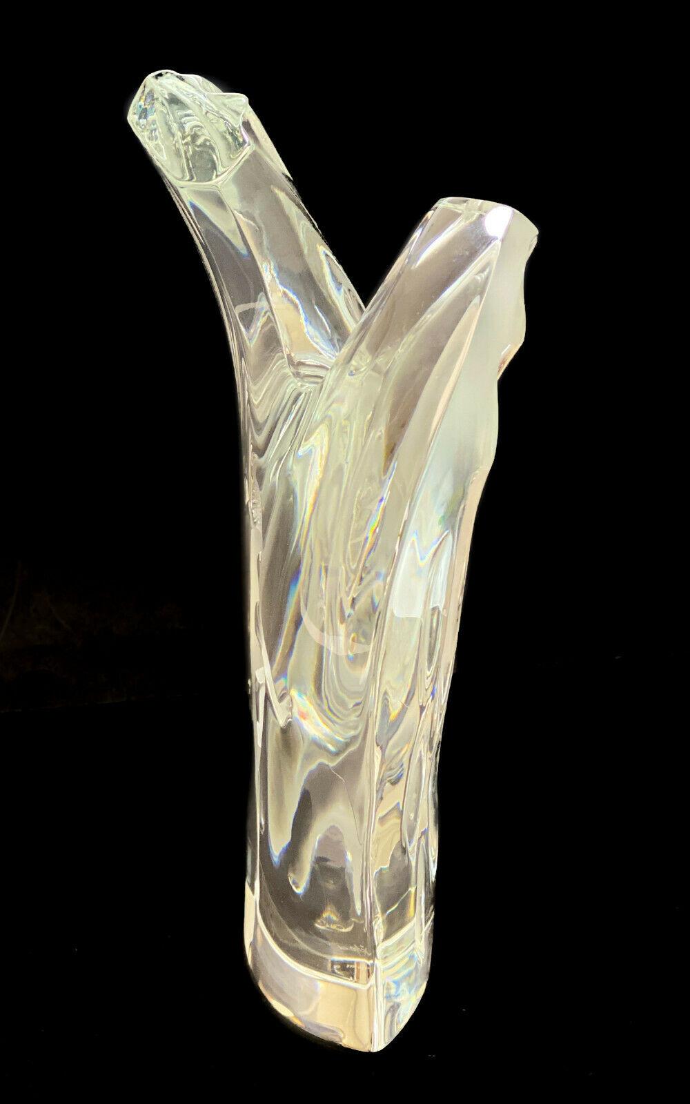 Lalique France Crystal Glass Dora Vase In Excellent Condition For Sale In Pasadena, CA