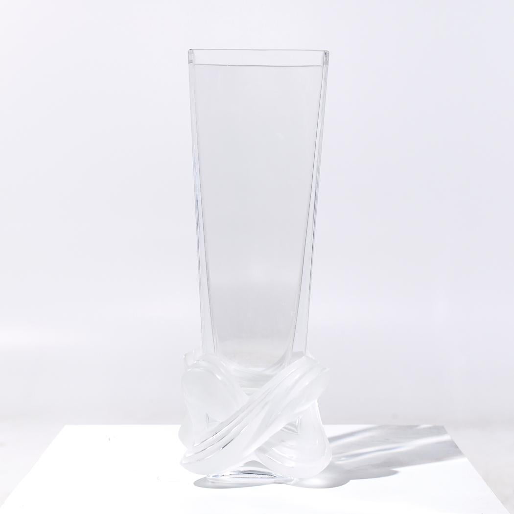 Vase Luca en cristal de Lalique France

Ce vase mesure : 4 de large x 4 de profond x 11 de haut

Nous prenons nos photos dans un studio à éclairage contrôlé afin de montrer le plus de détails possible. Nous ne faisons pas de photoshop pour éliminer