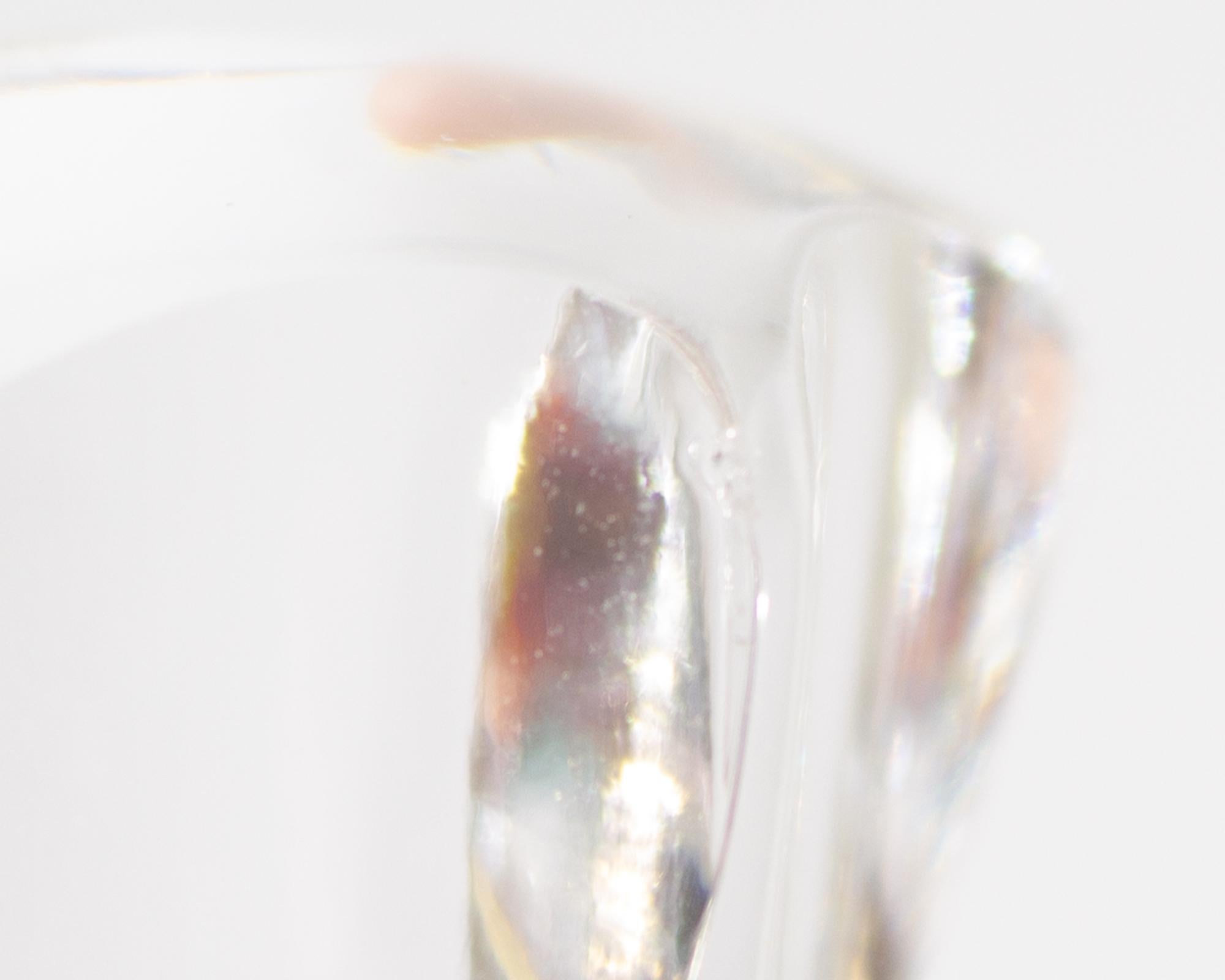 Vase en cristal à colombes entrelacées de la marque française Lalique. Dans le modèle 