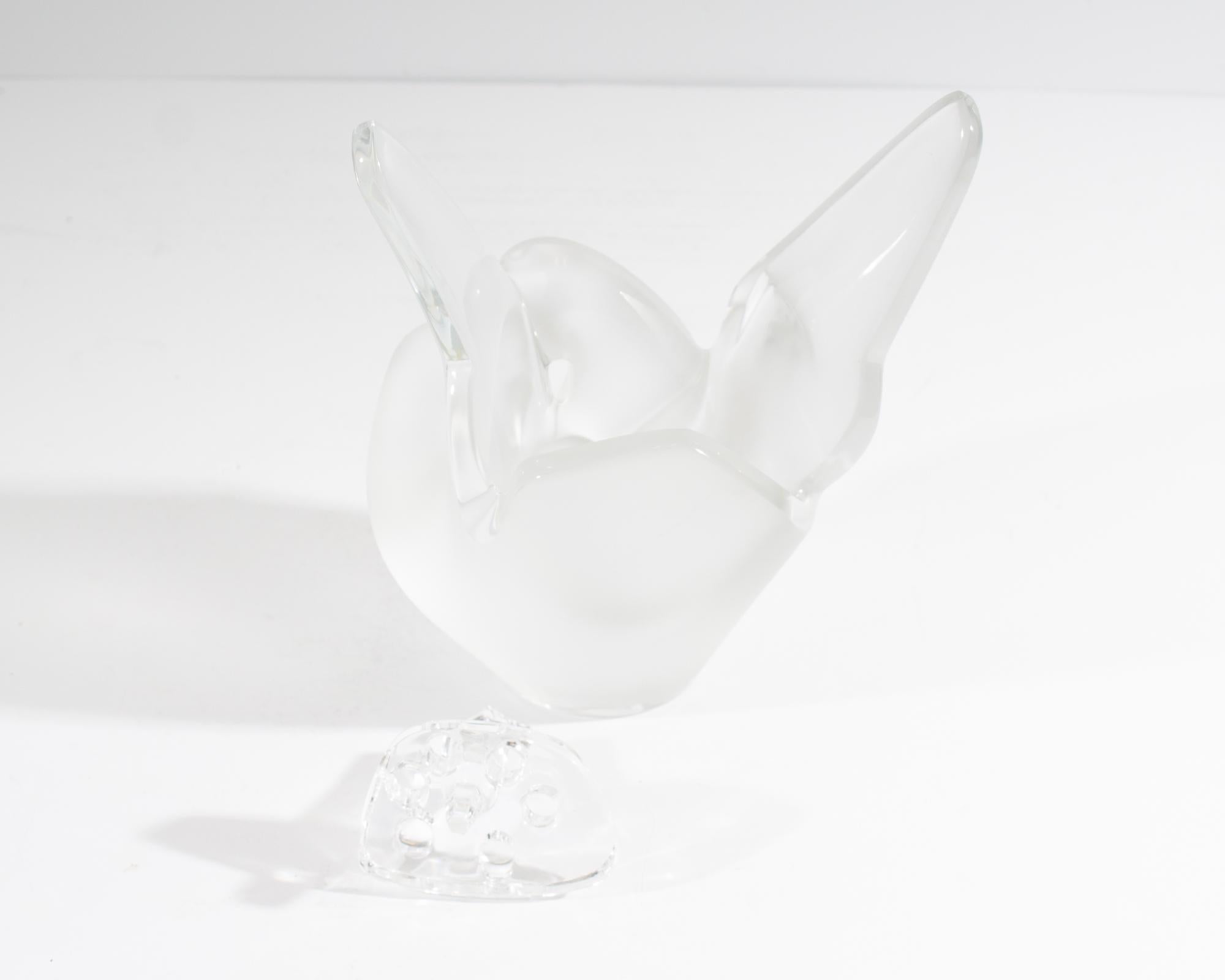 Vase Lalique France Crystal Sylvie colombes entrelacées et grenouille à fleurs Bon état - En vente à Indianapolis, IN