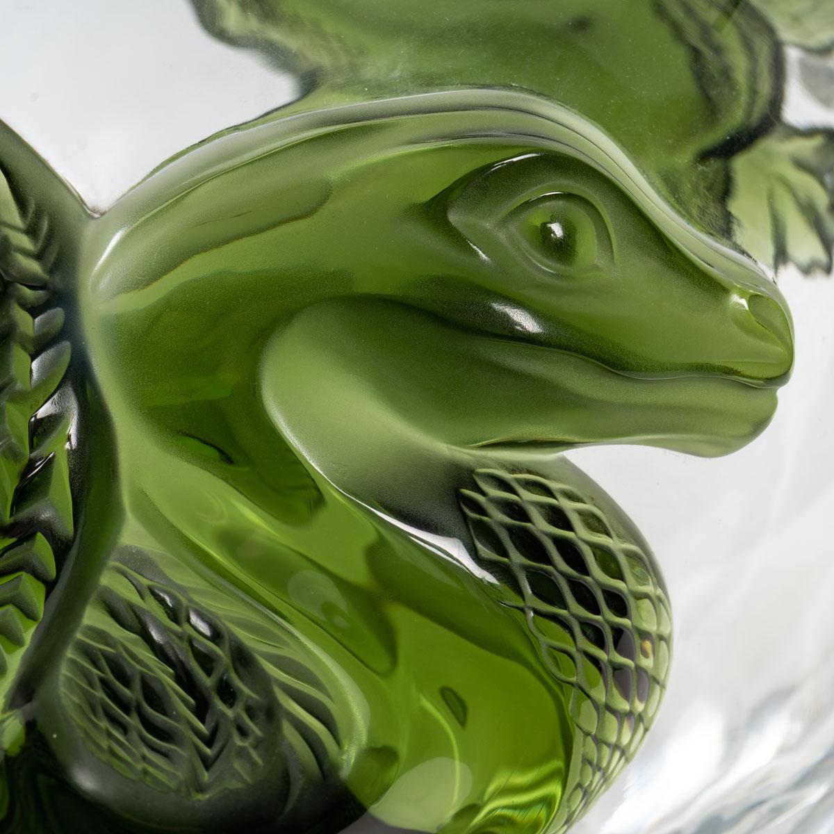 Lalique France : Dragon Vase In Excellent Condition In Saint-Ouen, FR