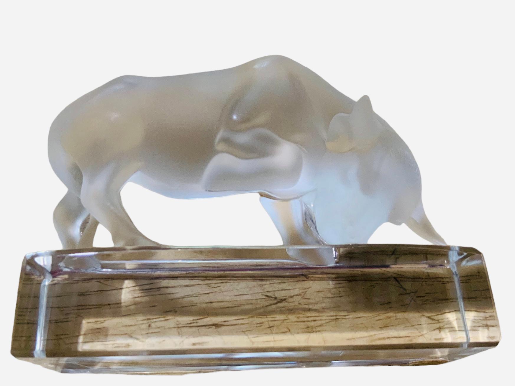 Sculpture de taureau en cristal dépoli Lalique France  en vente 3