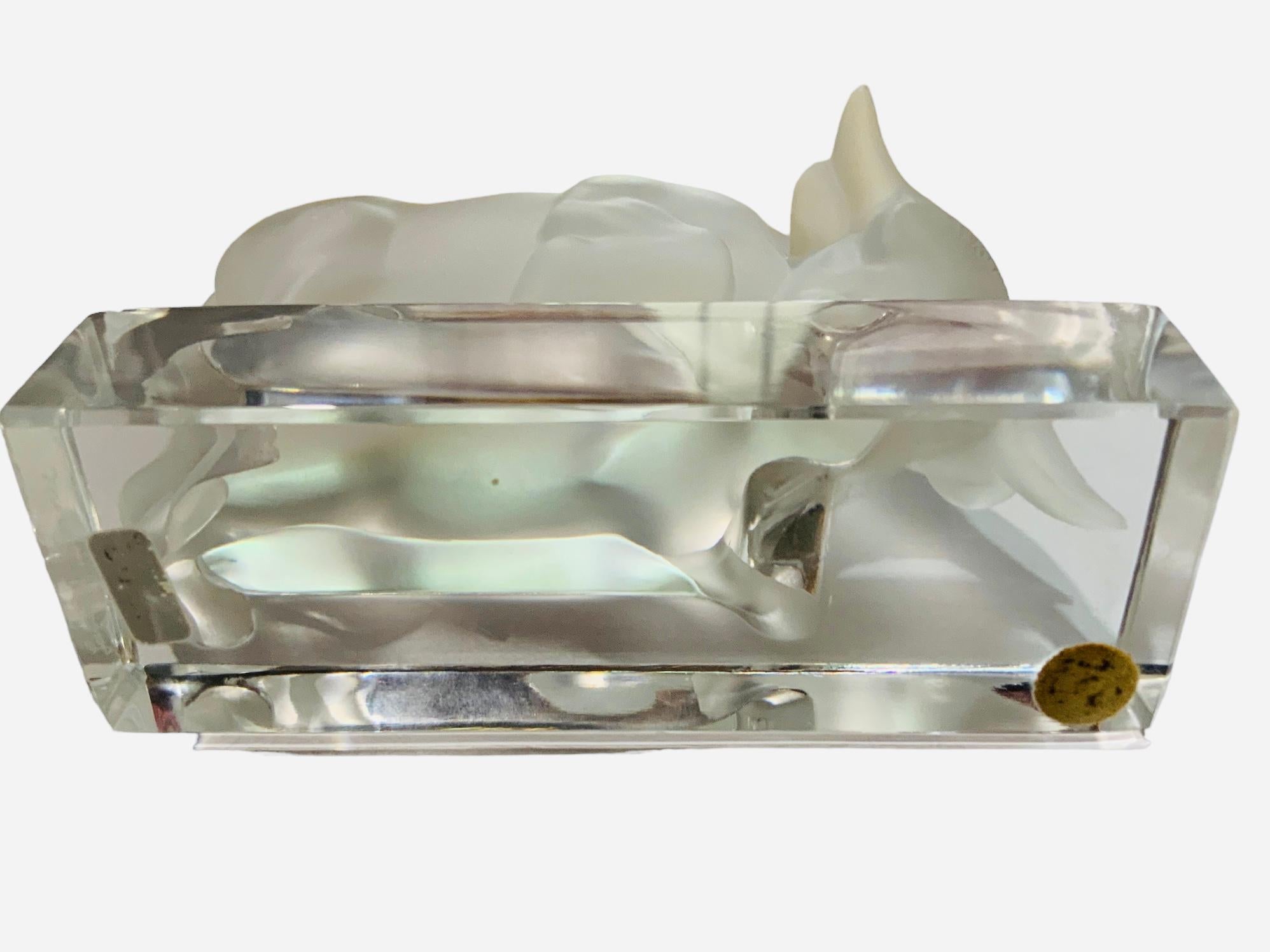 Cristal Sculpture de taureau en cristal dépoli Lalique France  en vente