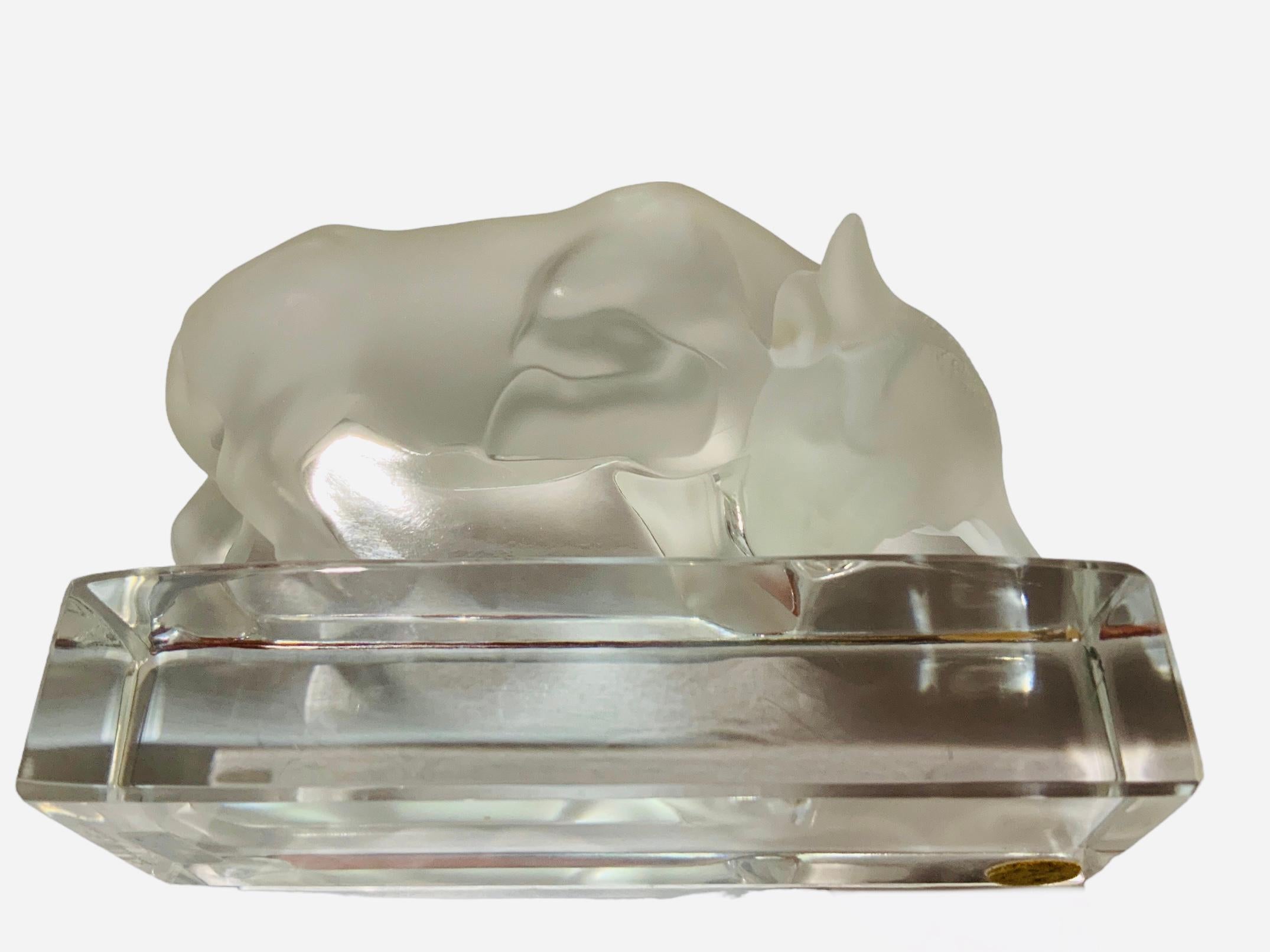 Sculpture de taureau en cristal dépoli Lalique France  en vente 1