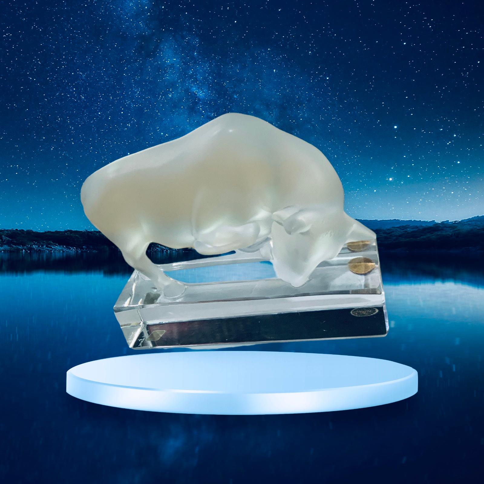 Sculpture de taureau en cristal dépoli Lalique France  en vente 2
