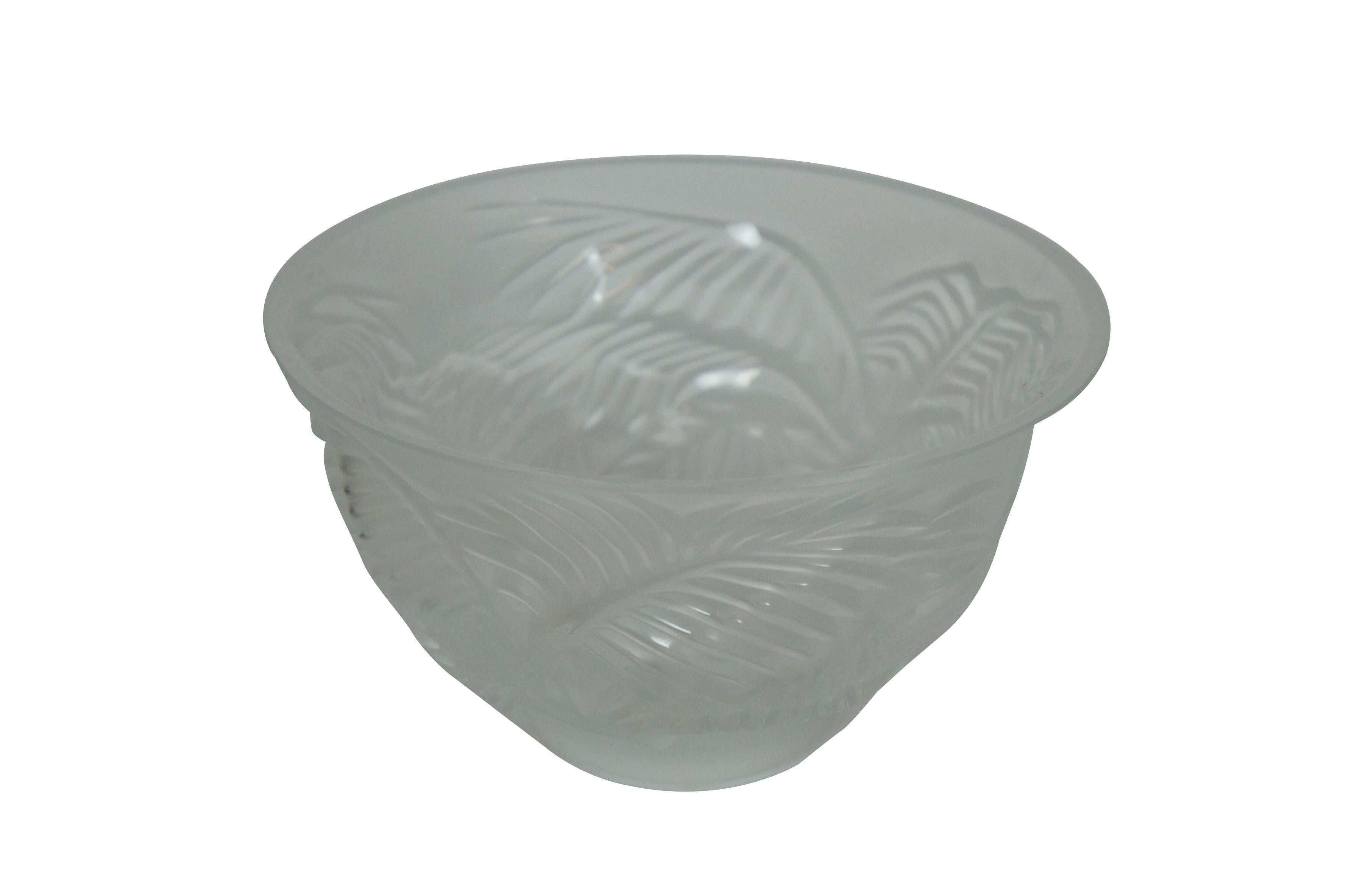 Pequeño cuenco para servir de cristal esmerilado de Lalique de finales del siglo XX, moldeado con las hojas de la Kelapa o palmera cocotera. Firmado en la base.

Dimensiones:
7
