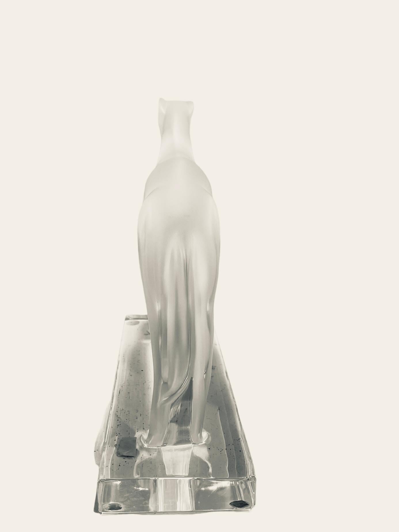 Français Sculpture de lévrier de style Perceval en cristal dépoli Lalique France  en vente