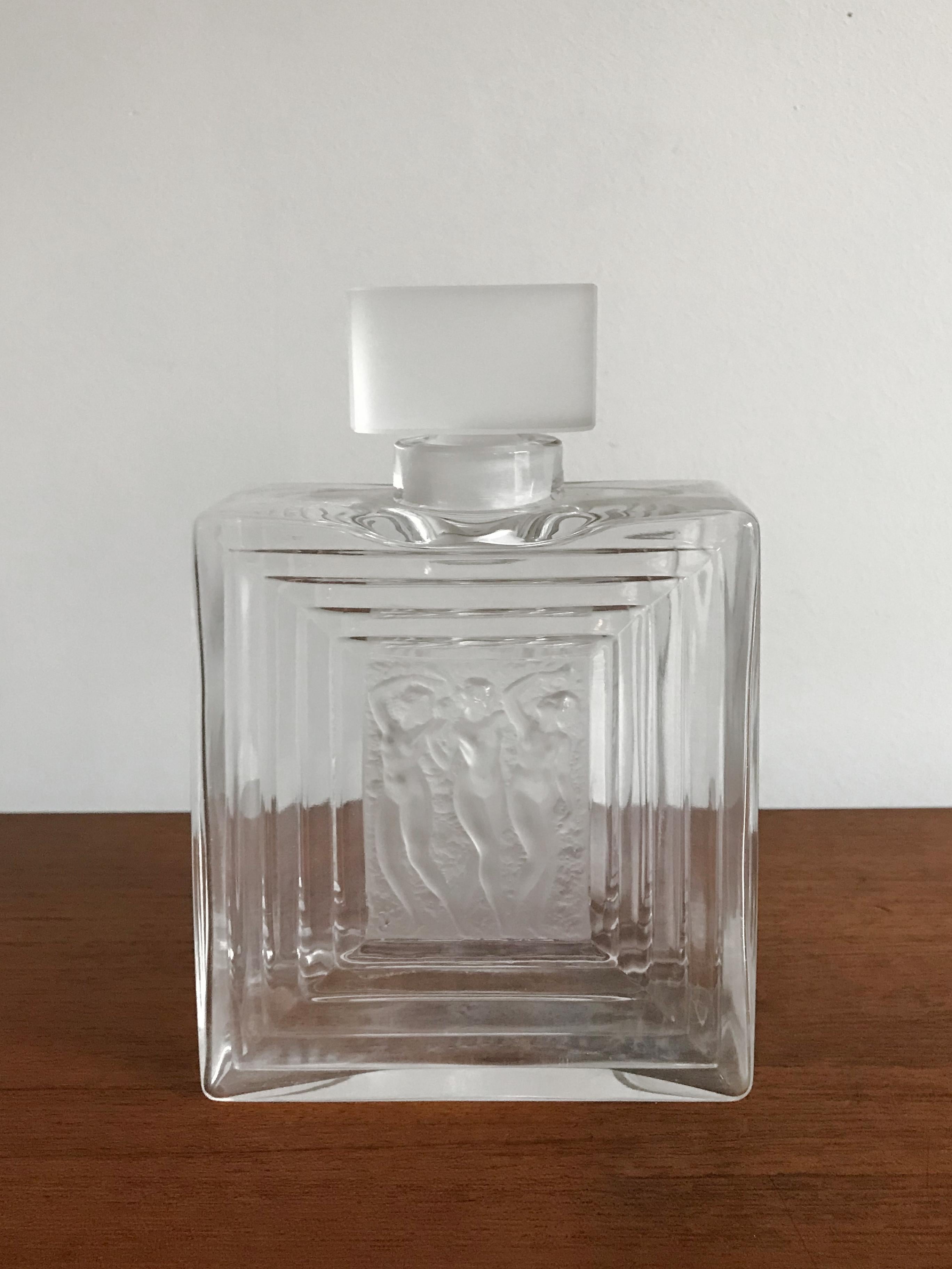 Perfume bottle in punched glass, vintage of modernism, Le Muse series produced by Lalique Francia, with mark engraved on the bottom, circa 1970s.