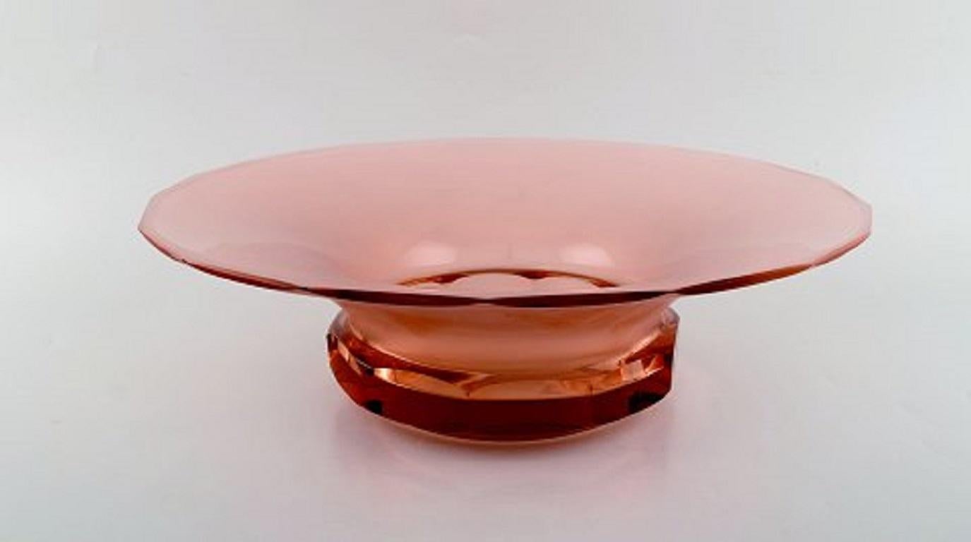 Lalique, France. Large bowl in salmon-colored art glass, 1980s.
Measures: 35 x 10 cm.
In very good condition.
Engraved signature.