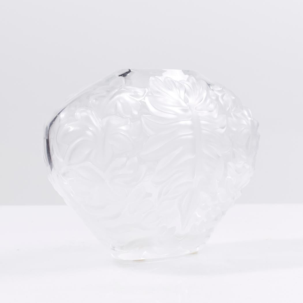 Lalique France Mahe Clair Palm Leaf Vase In Good Condition For Sale In Countryside, IL