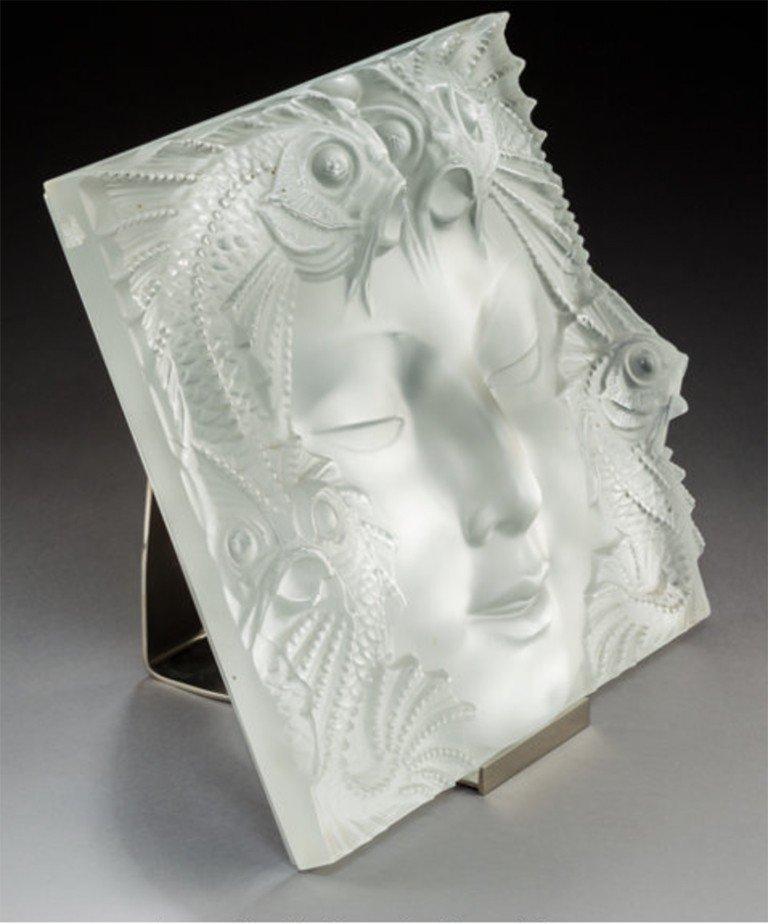 Lalique France: “Masque de femme” Decorative Plate, Metal Support In condizioni ottime in vendita a SAINT-OUEN-SUR-SEINE, FR