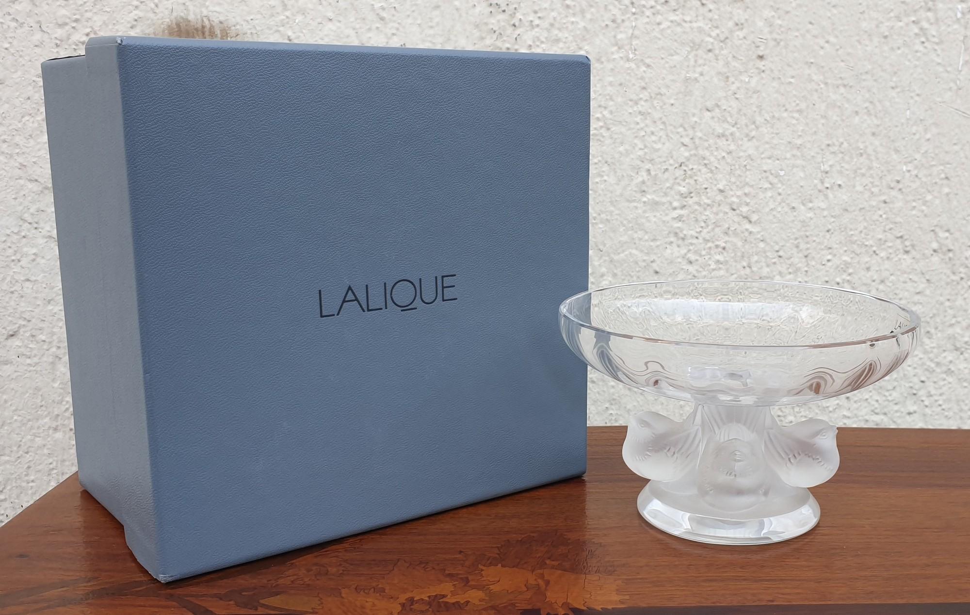 Lalique France, Nogent model bowl, in matt satin-finish clear crystal

Model created in 1966 by Marc Lalique

Very good condition, in its original case with certificate

Height 8.5 cm
diam 14cm approx