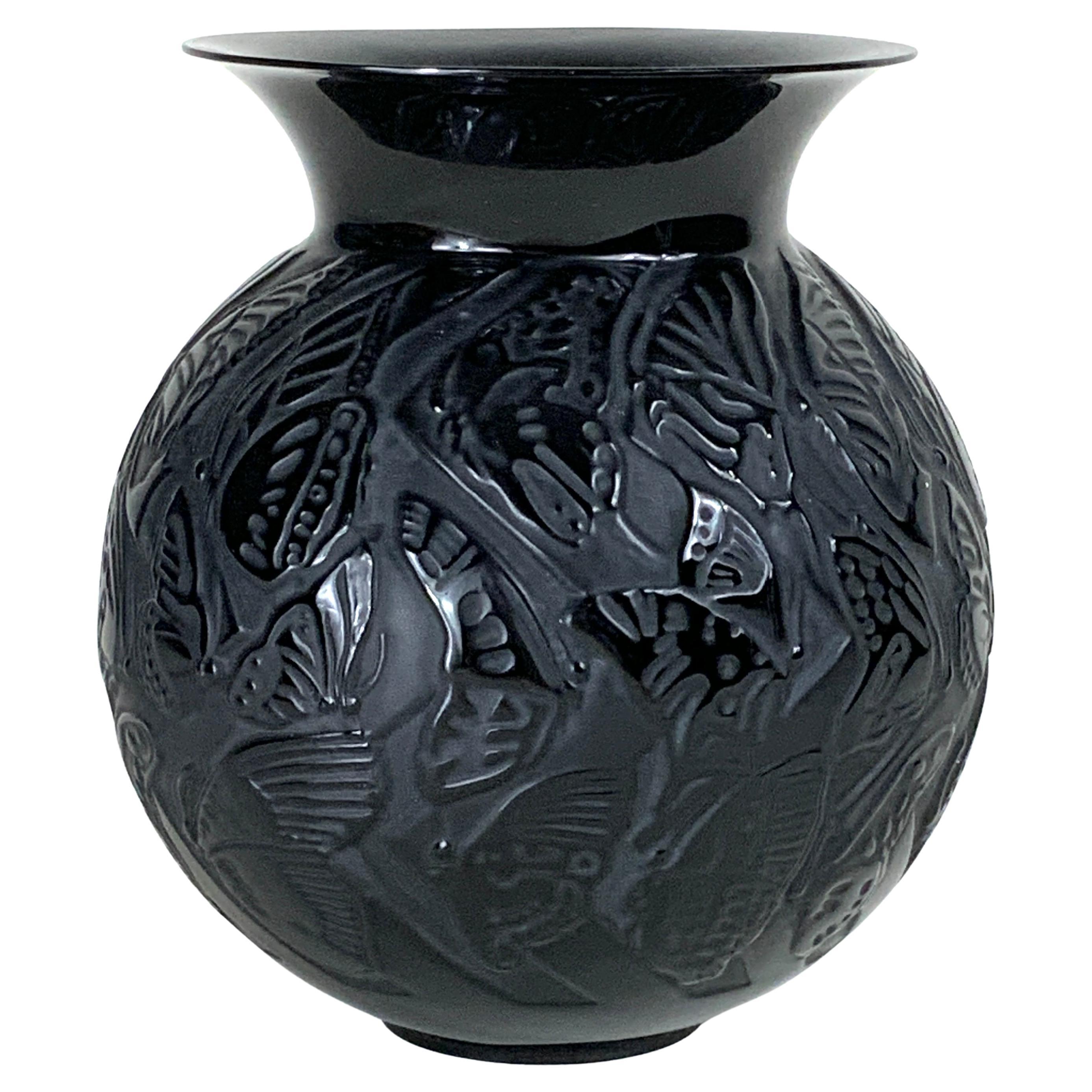 Vase en cristal noir "Nymphale" de Lalique France, après 1945