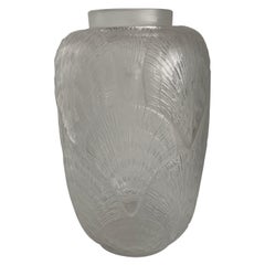 Vaso con motivo Coquilles opalescente di Lalique France