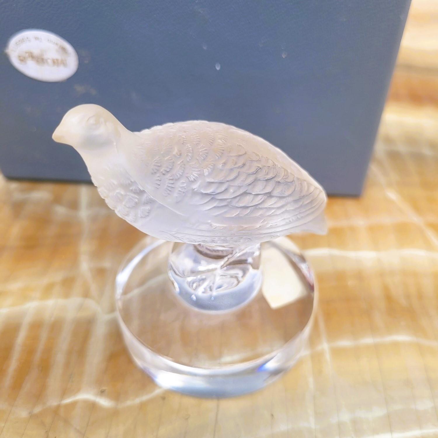 Lalique Francia, pernice in cristallo stampato trasparente e opaco

Buone condizioni, in una scatola (non originale)

Firma Lalique France incisa sulla punta sotto la base

Altezza 6 cm
Diametro circa 5 cm