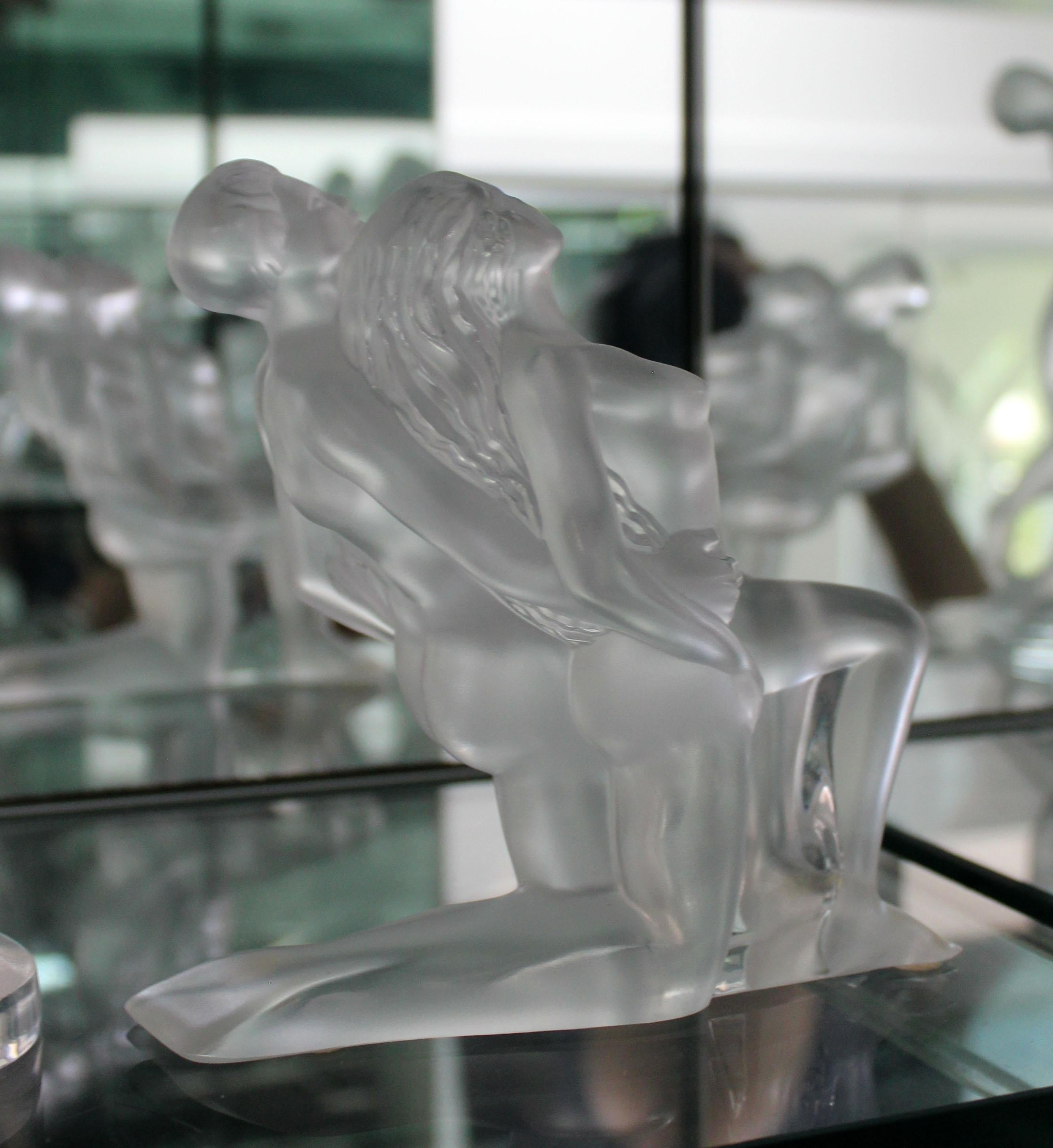 Lalique France Small Crystal Glass Couple Lovers Table Sculpture In Good Condition In Keego Harbor, MI