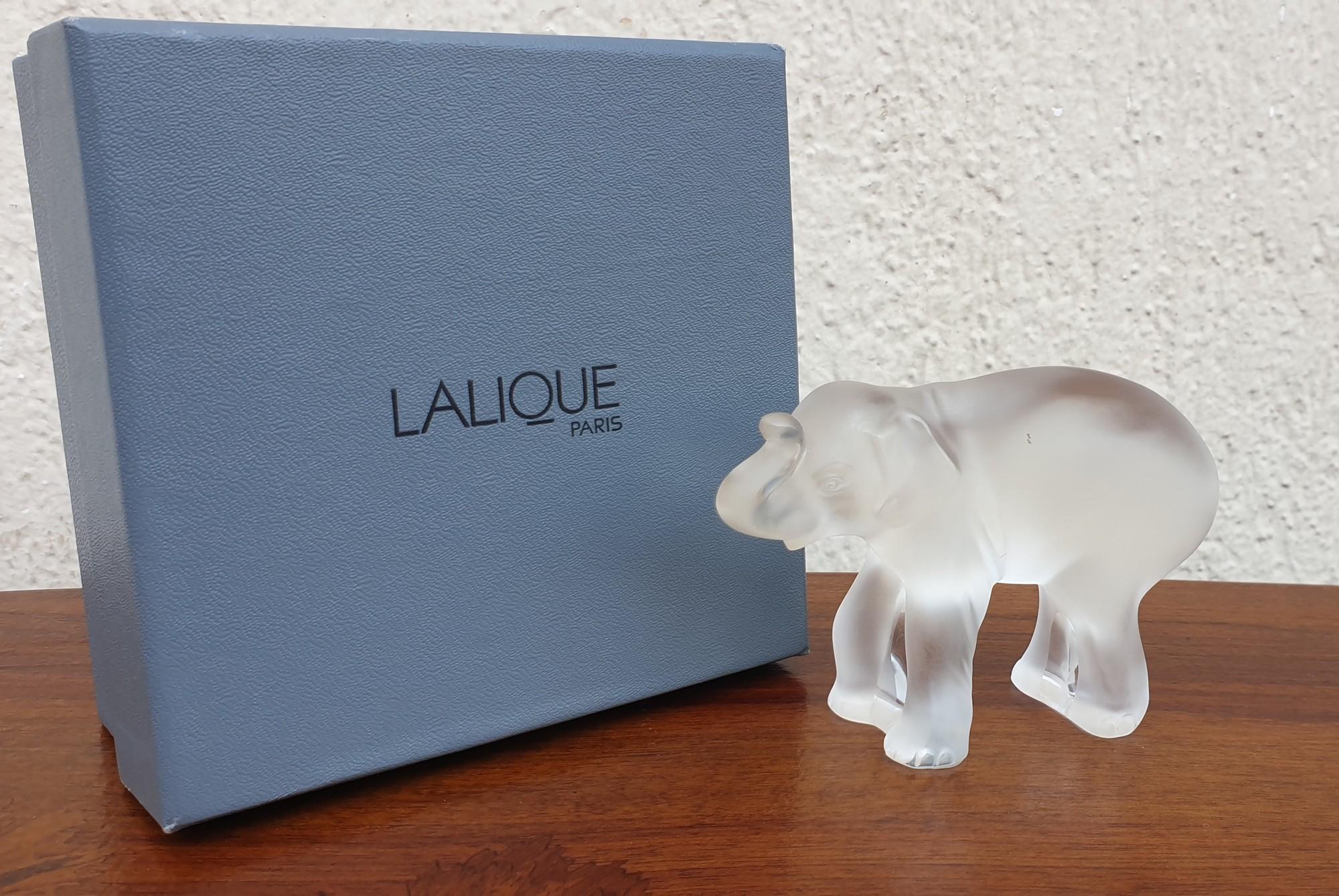 Lalique France, Timora baby elephant figurine, in matt satin clear crystal

Model created in 1995 by Marie-Claude Lalique

Very good condition, in its original case with certificate

Height 8 cm
11 x 4.5cm approx
