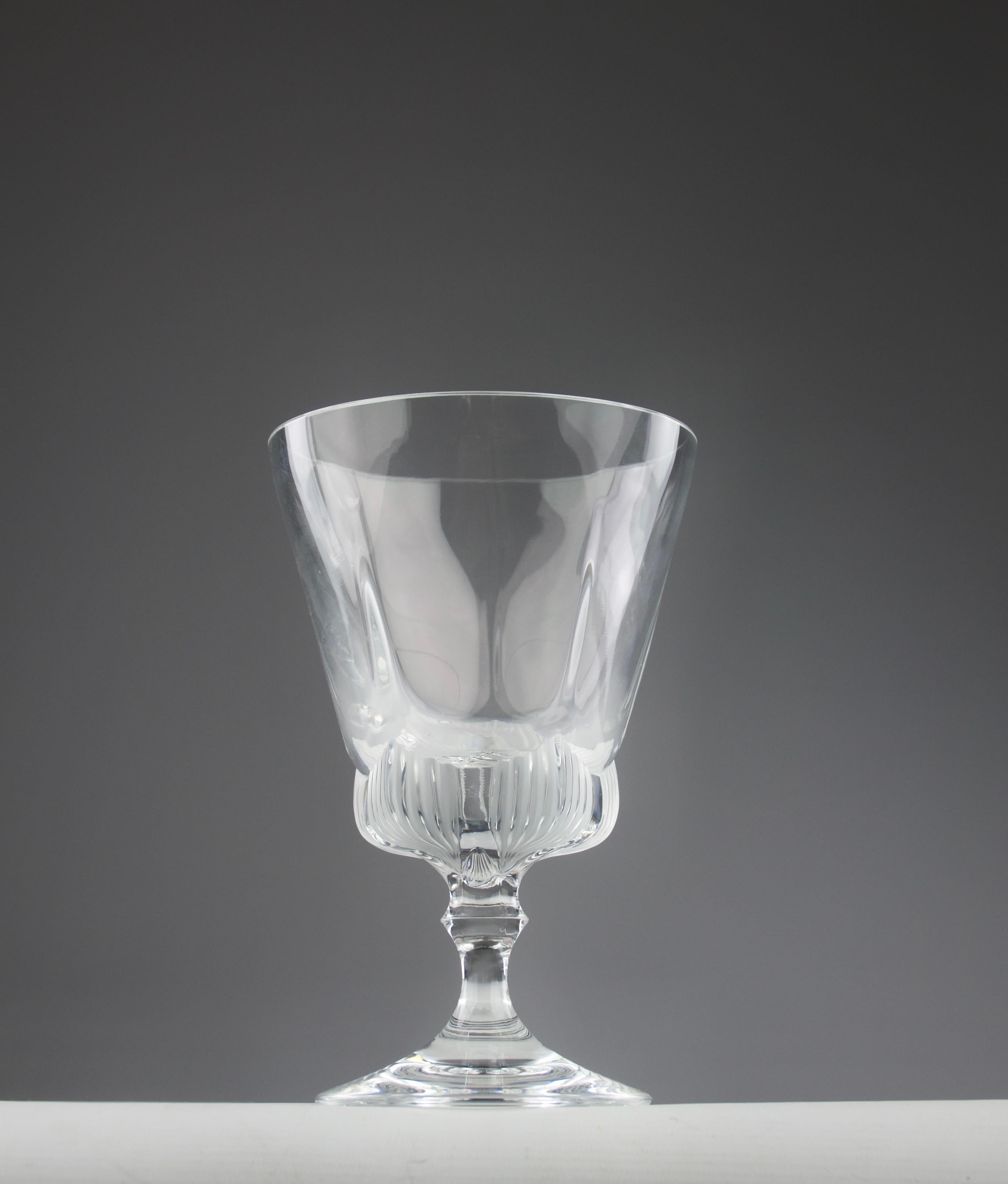 Bellissimo, pesante e raro vaso a forma di calice in cristallo modello 'Cleves' di Lalique. Decorazioni sfaccettate e strisce di smeriglio a forma di petali di fiori, in stile Mid-Century modern. Firmato Lalique France alla base.

In ottime