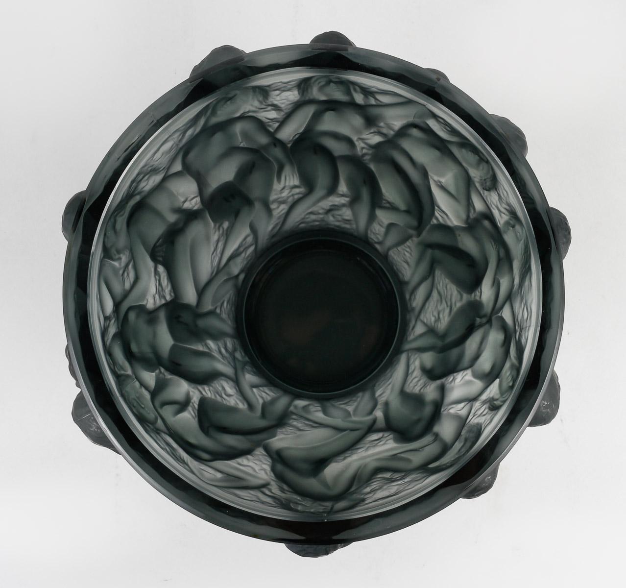 Moulé Lalique France, Vase Bacchantes Cristal gris