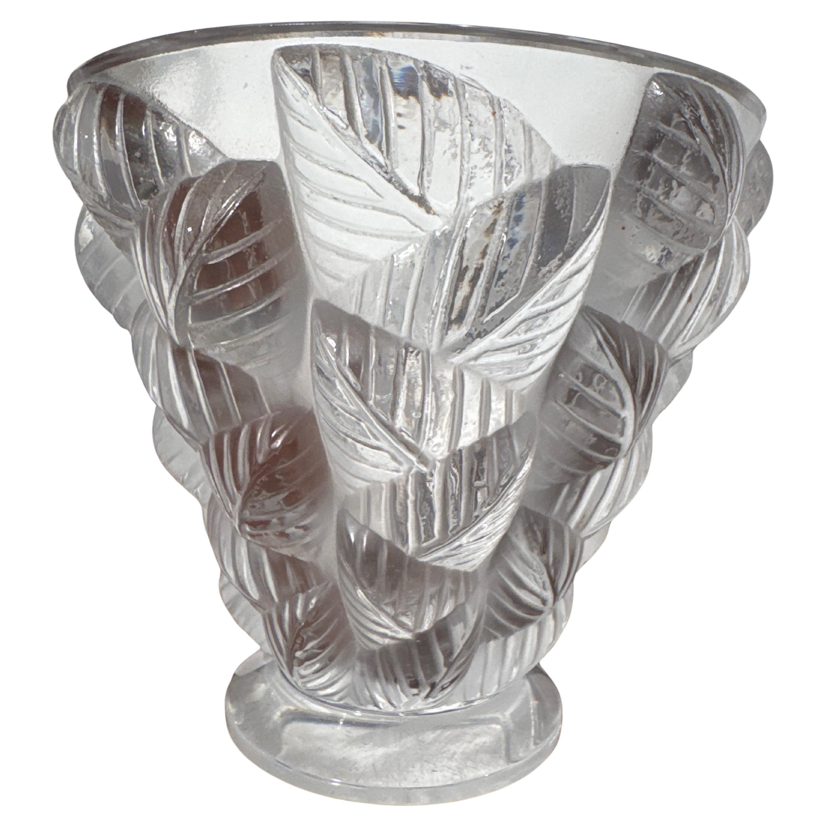 Jarrón "Lalique France" decorado con hojas en relieve "Moissac", años 30 en venta