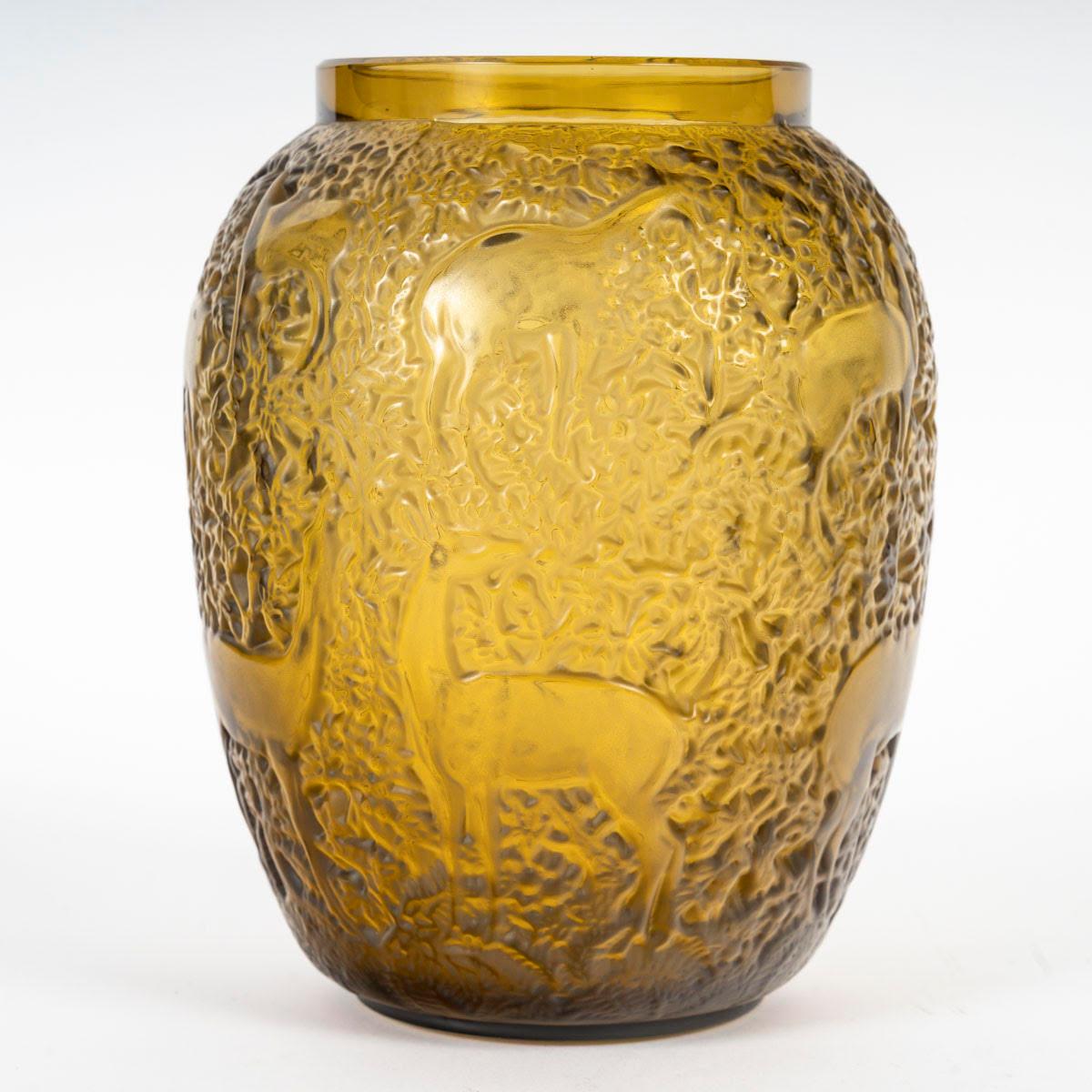 Vaso Lalique France, decoro di cervi in cristallo, XX secolo, Arte Moderna.

Vaso a forma di cerva in cristallo di Lalique France, 20° secolo.

H. 17 cm, P. 12 cm.

