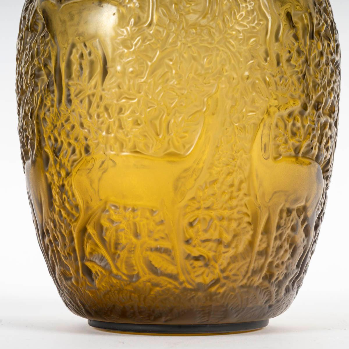 Francese Vaso di Lalique France, Decorazione di cervi in cristallo, 20° secolo, Arte Moderna. in vendita