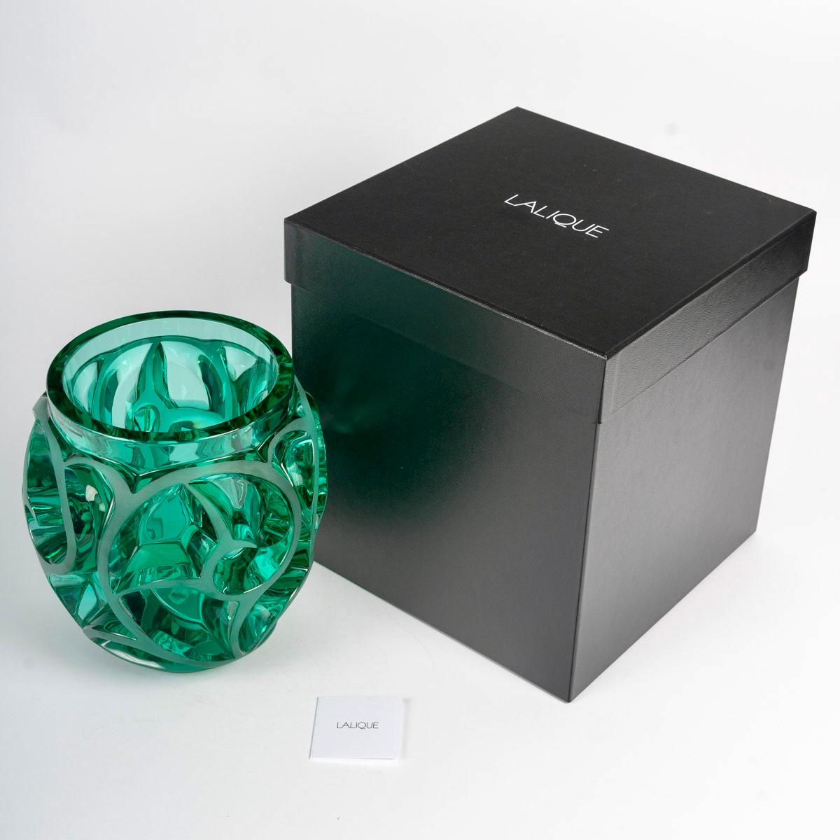 Lalique Frankreich - Vase Tourbillons Scrolls Grüner Kristall NEU IN KASTEN (21. Jahrhundert und zeitgenössisch) im Angebot