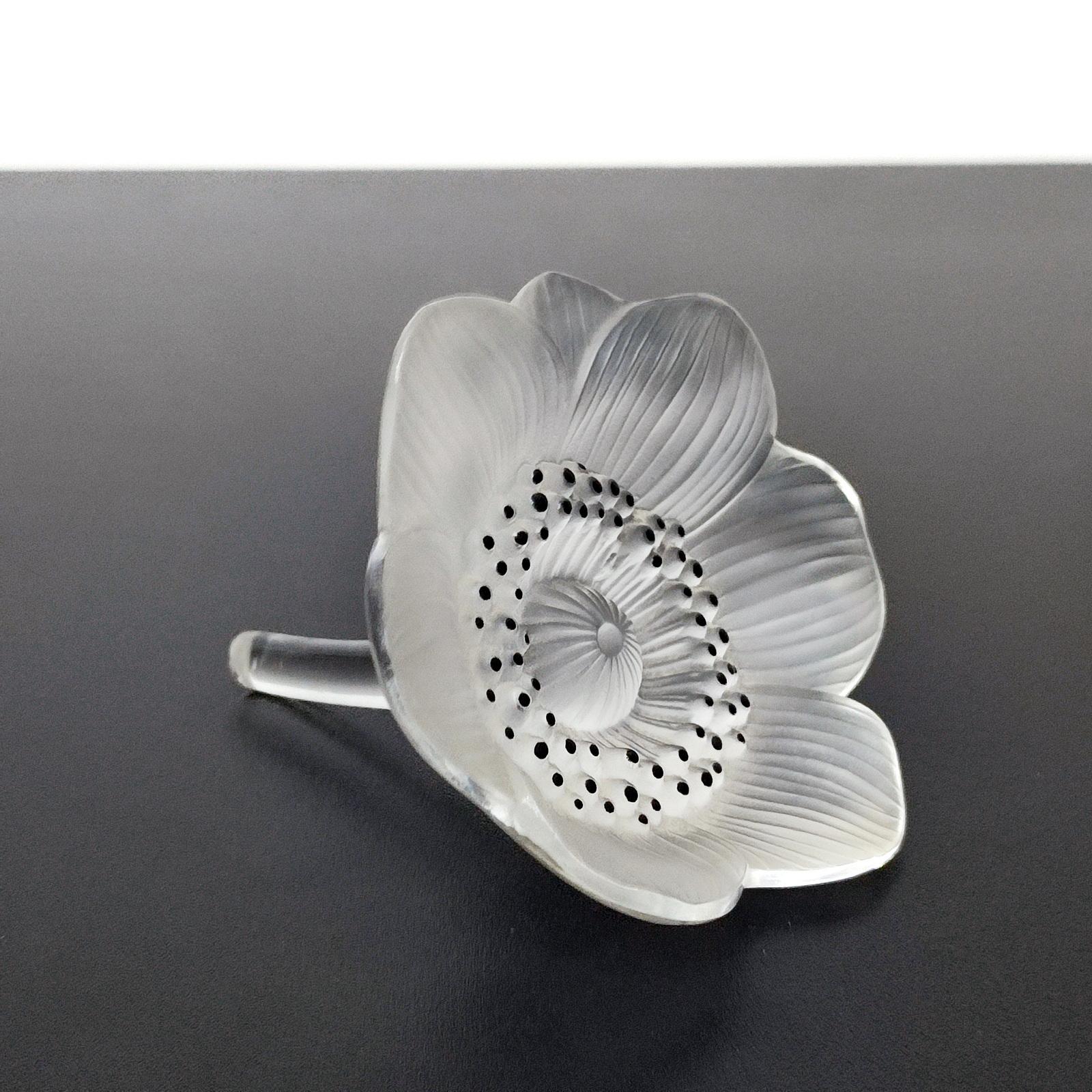 Late 20th Century Lalique France Vintage Anemone Flower Sculpture, Paperweight - FREE SHIPPING For Sale