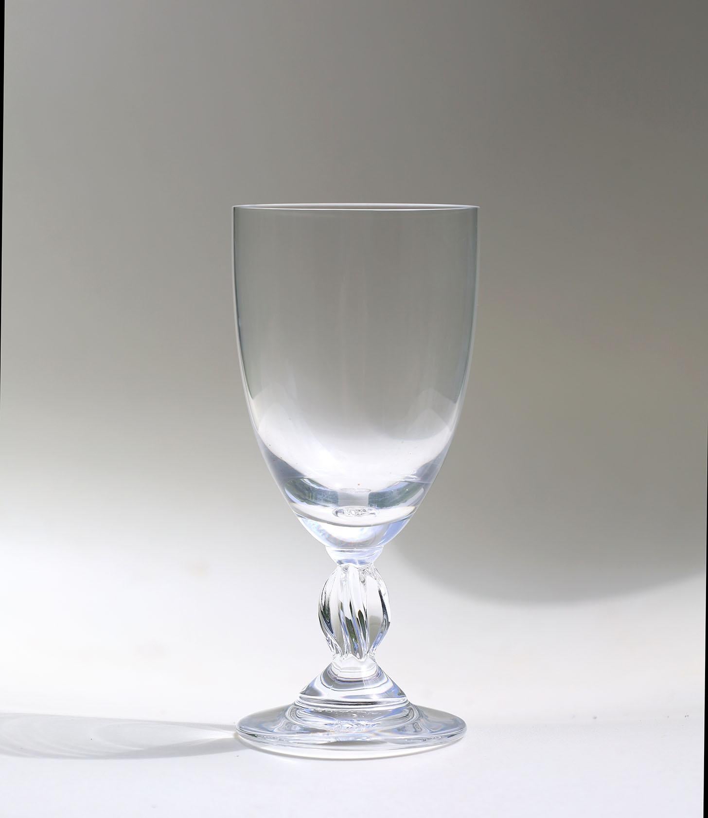  Elegantísimo juego de 8 copas de vino de Burdeos.
estado increíble, probablemente nunca se ha utilizado.
Fabricado con la máxima calidad  icono del fabricante de cristal Lalique Francia.
Firmado.