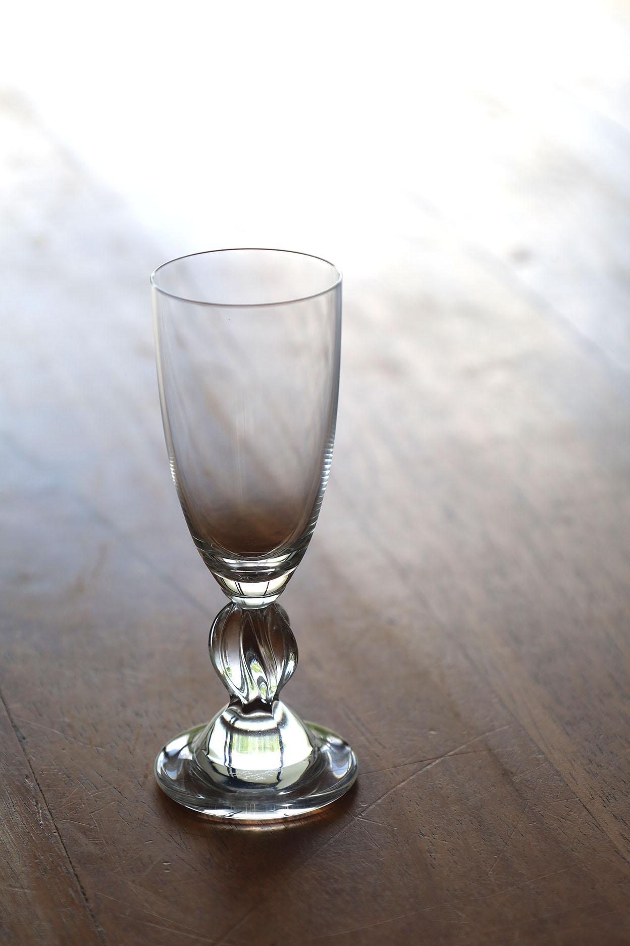 Si tratta di un set di sei squisiti antipasti.  bicchieri del famoso marchio Lalique. Realizzato in cristallo trasparente e caratterizzato da un elegante design a tortiglione, questo set vintage è un must per tutti gli appassionati della metà del