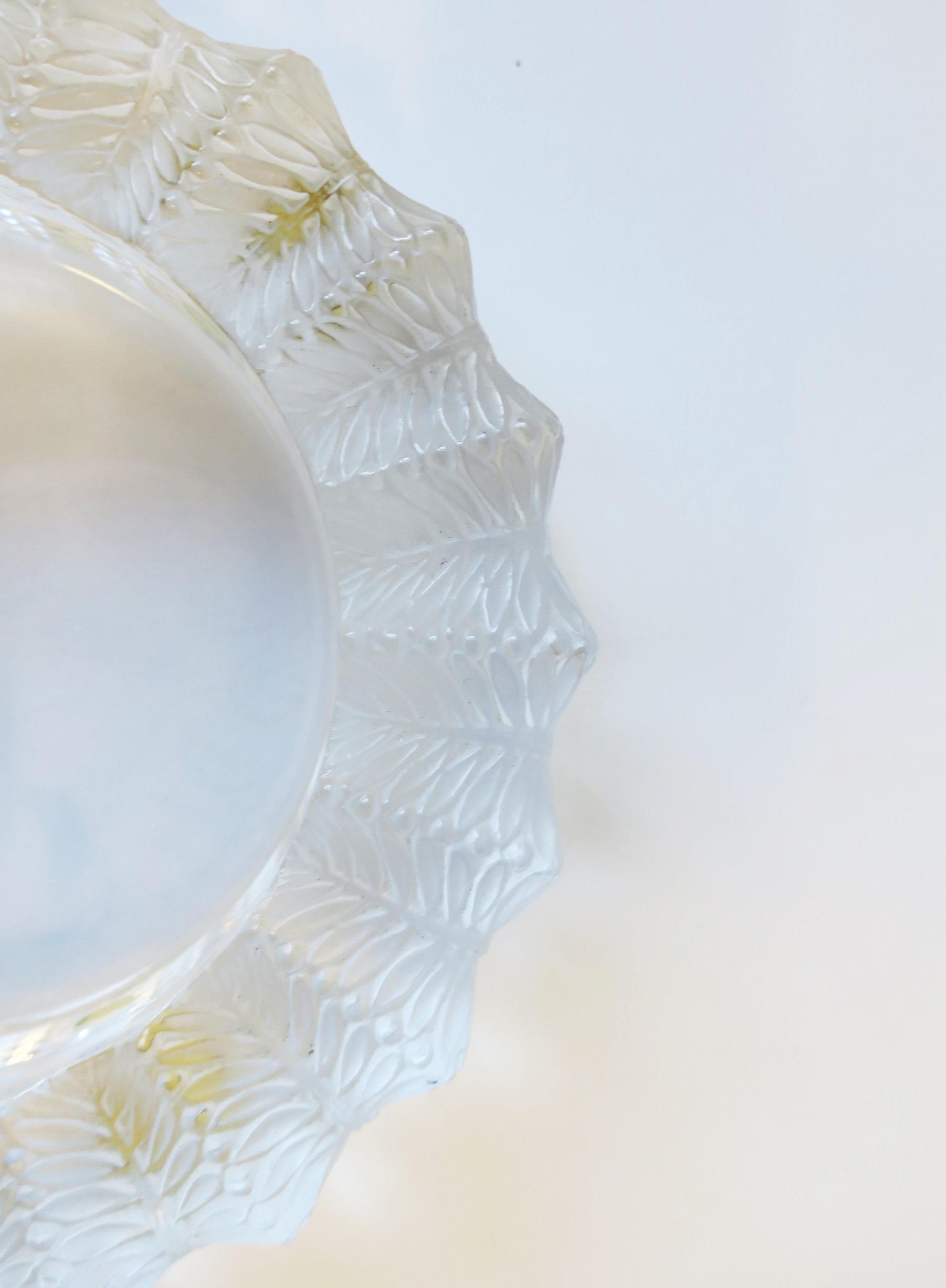 Plato o cenicero de cristal francés de Lalique con diseño de hojas en venta 5