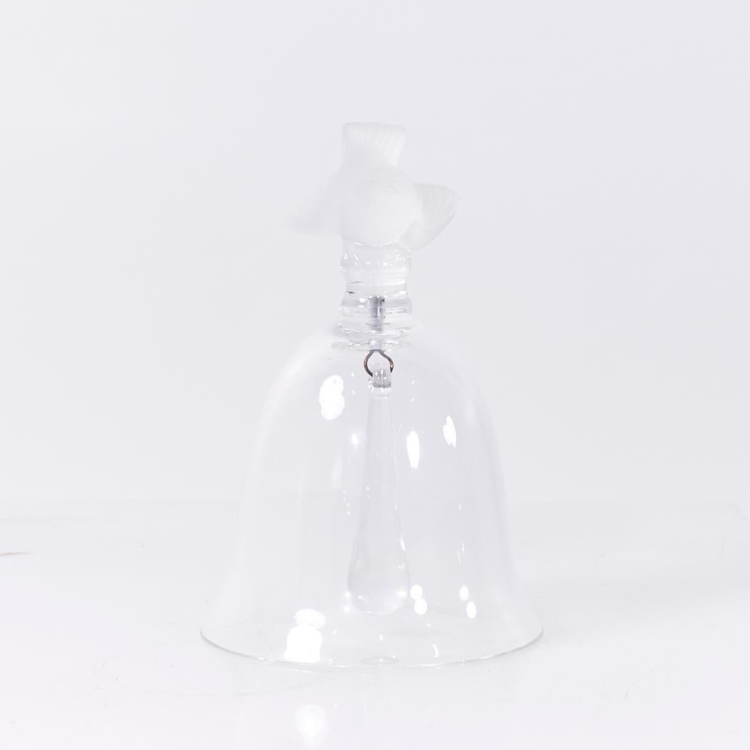 Campana per uccelli in vetro e cristallo smerigliato Lalique

Questa campana di vetro misura: 4 pollici di larghezza x 4 di profondità x 6 di altezza

Tutti i mobili possono essere acquistati in quello che noi chiamiamo stato vintage restaurato. Ciò