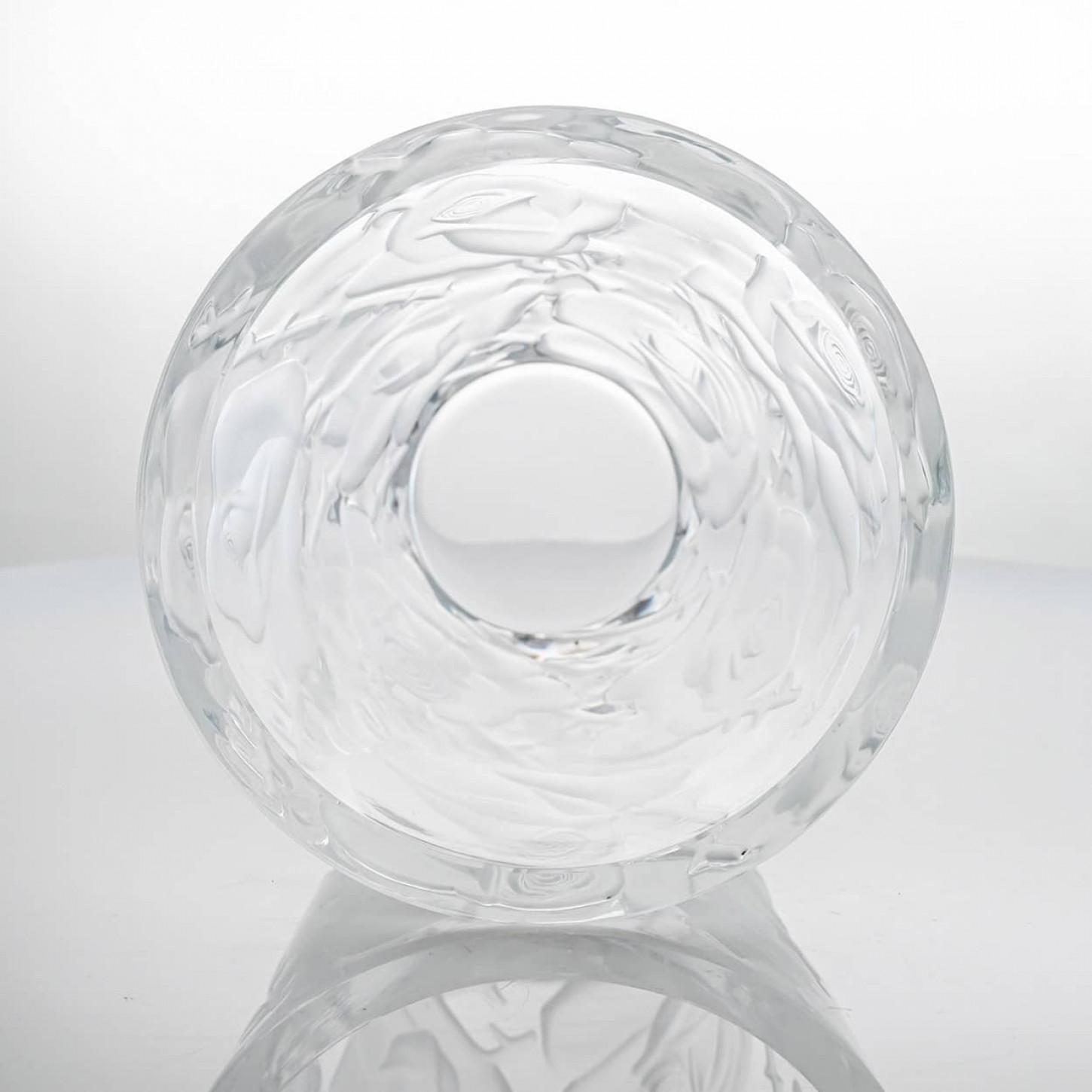 Metà XX secolo Vaso di cristallo smerigliato Ispahan Rose di Lalique, Francia in vendita