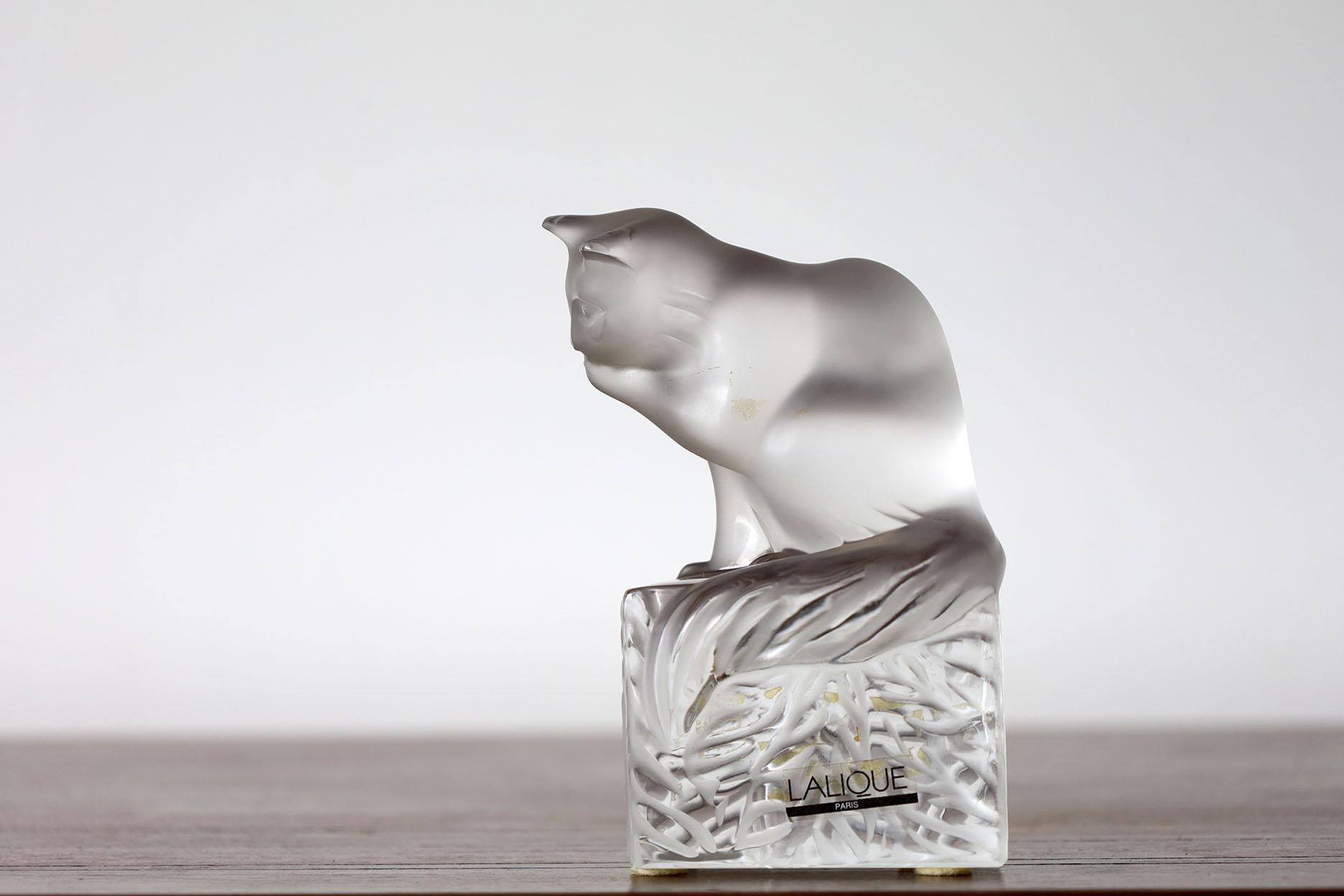 Lalique frosted CRYSTAL SITTING CAT. In perfent condition. With original Lalique sticker in the front and model 11677 sticker in the bottom. Signed.