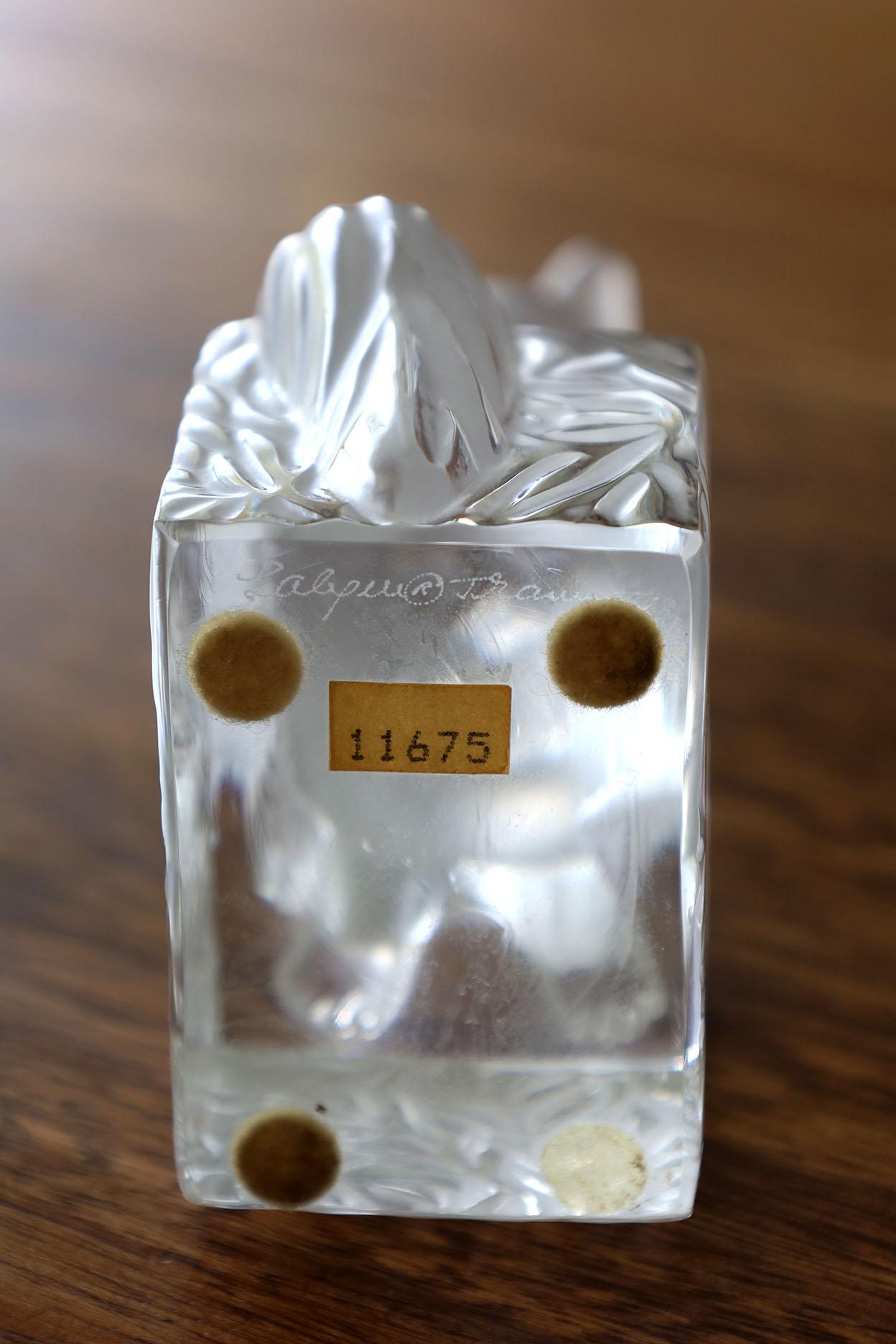 Fait main Figurine de chat assis en cristal dépoli de Lalique signée. en vente