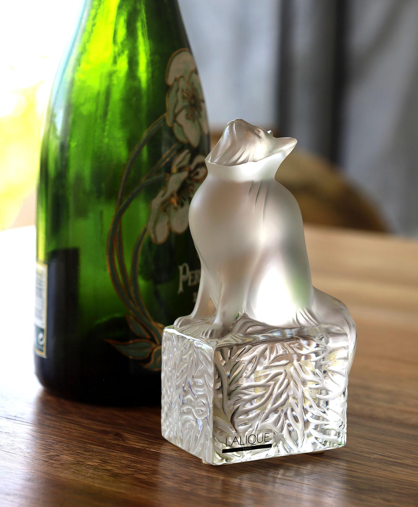 Lalique Frosted Crystal Sitting Cat Figurine Signed. In Good Condition For Sale In Mérida, YU