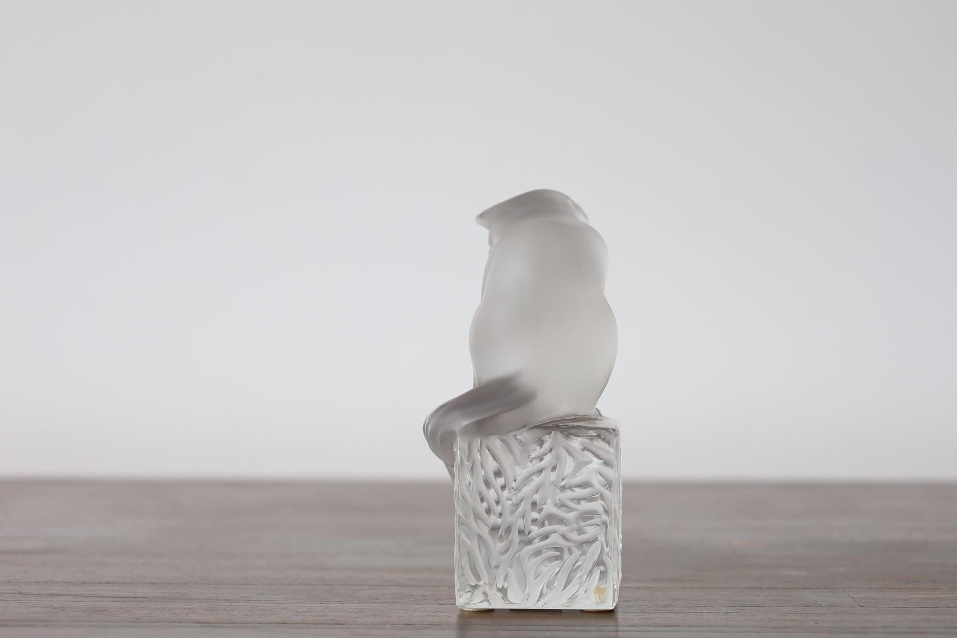 Lalique Frosted Crystal Sitting Cat Figurine Signed. In Good Condition For Sale In Mérida, YU