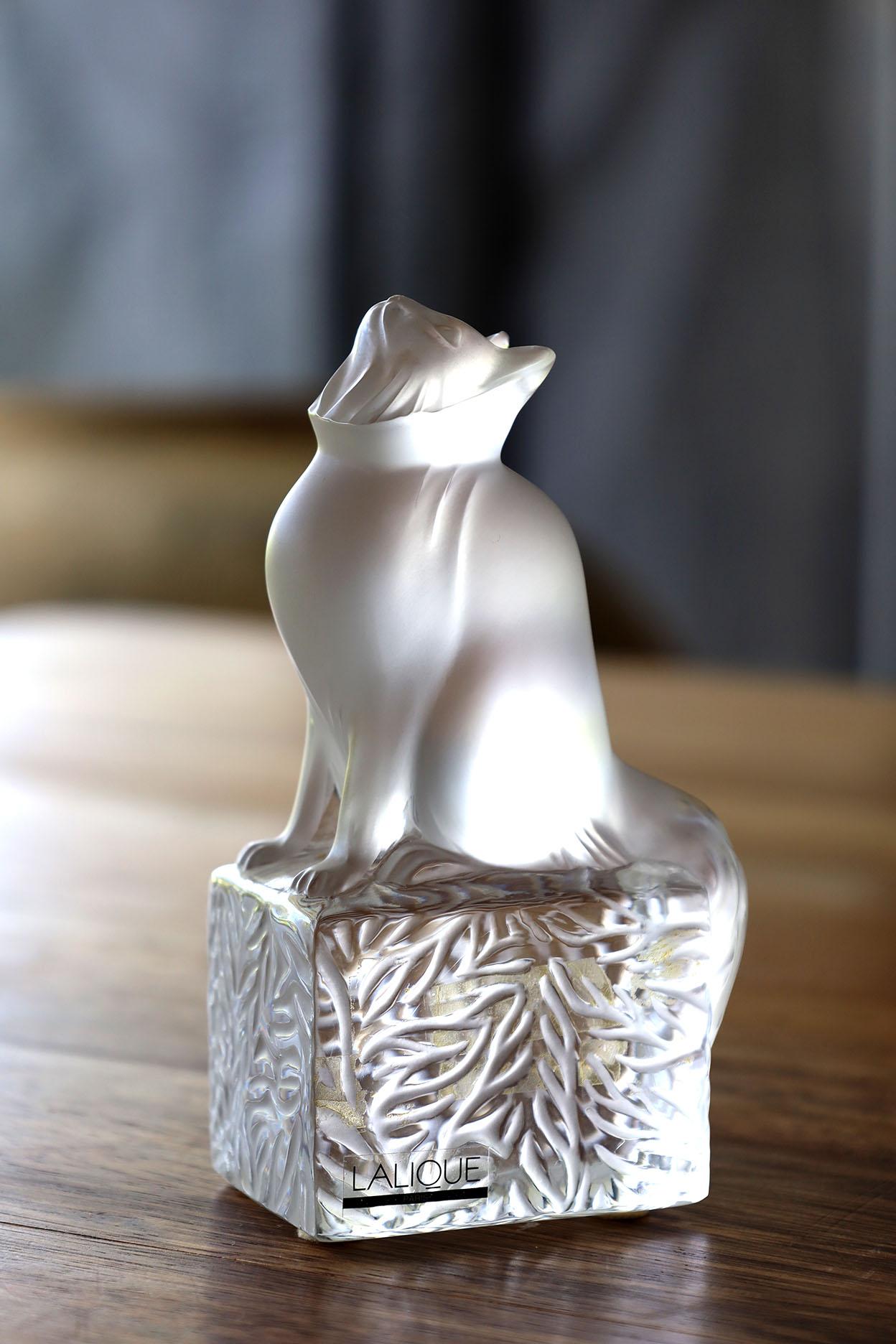 Lalique Frosted Crystal Sitting Cat Figurine Signed. For Sale 1