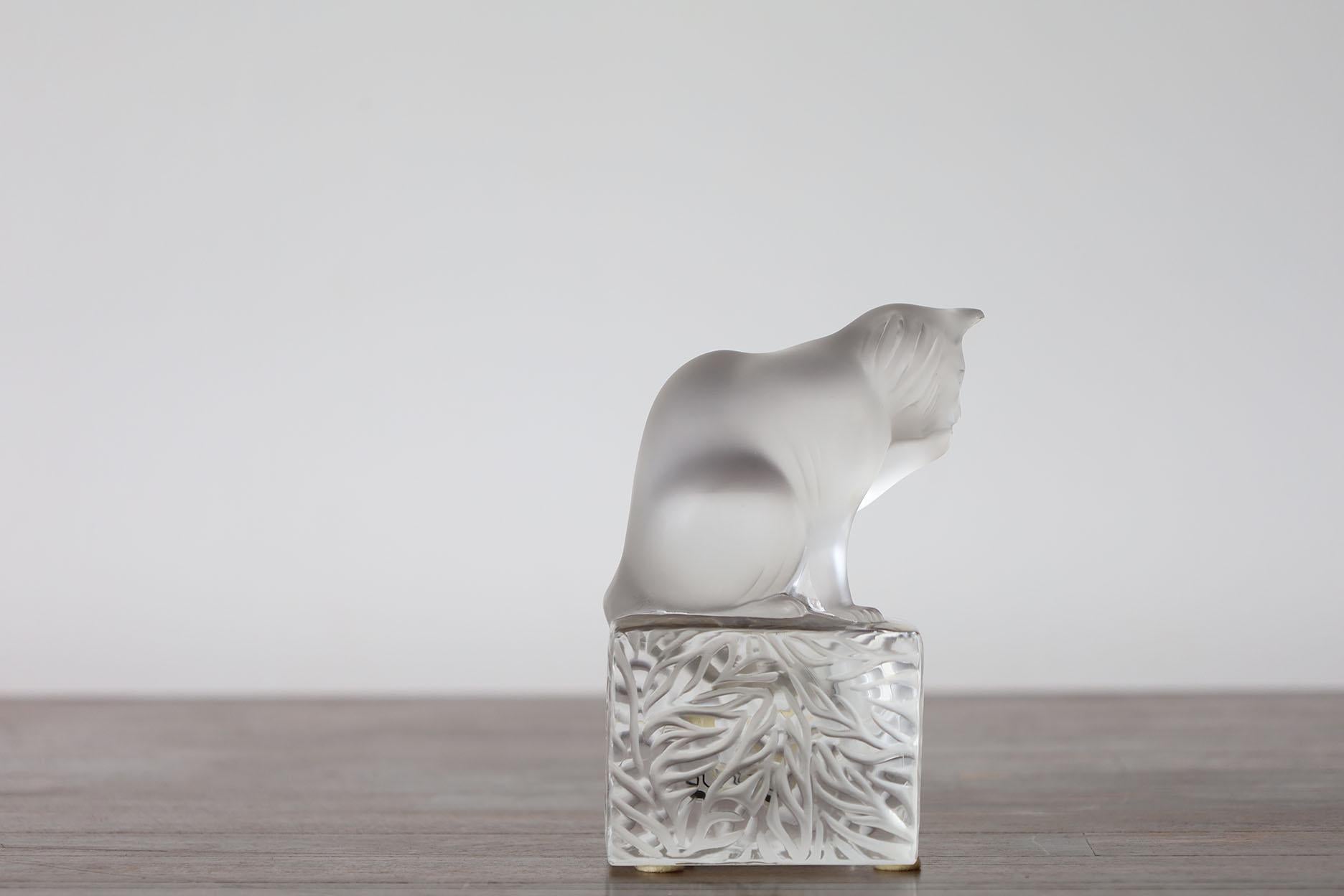 Lalique Frosted Crystal Sitting Cat Figurine Signed. For Sale 1