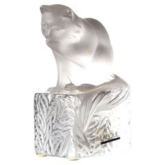 Figurita de gato sentado de cristal esmerilado de Lalique Firmada.